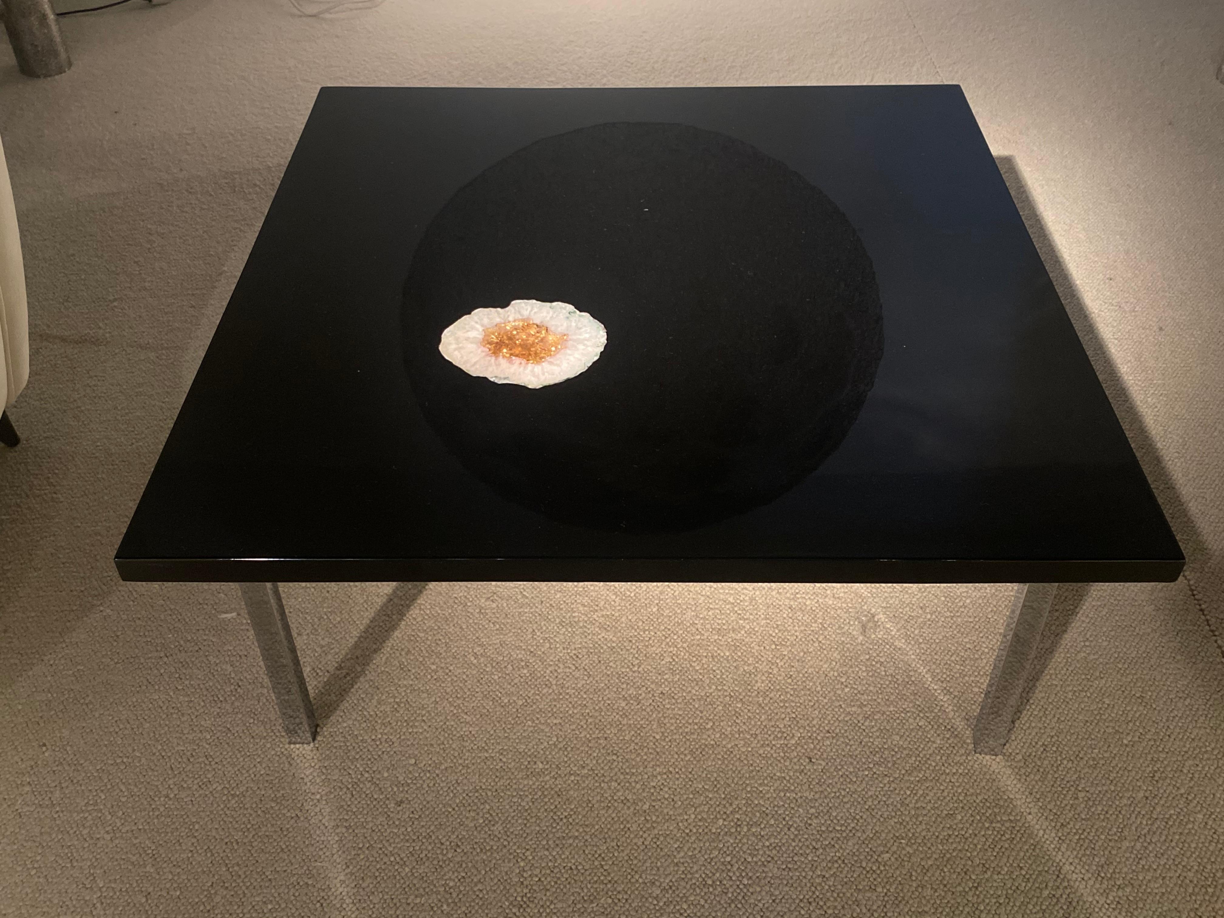 Table basse en résine noire incrustée d'agate par Philippe Barbier
Pièce unique
Signé.