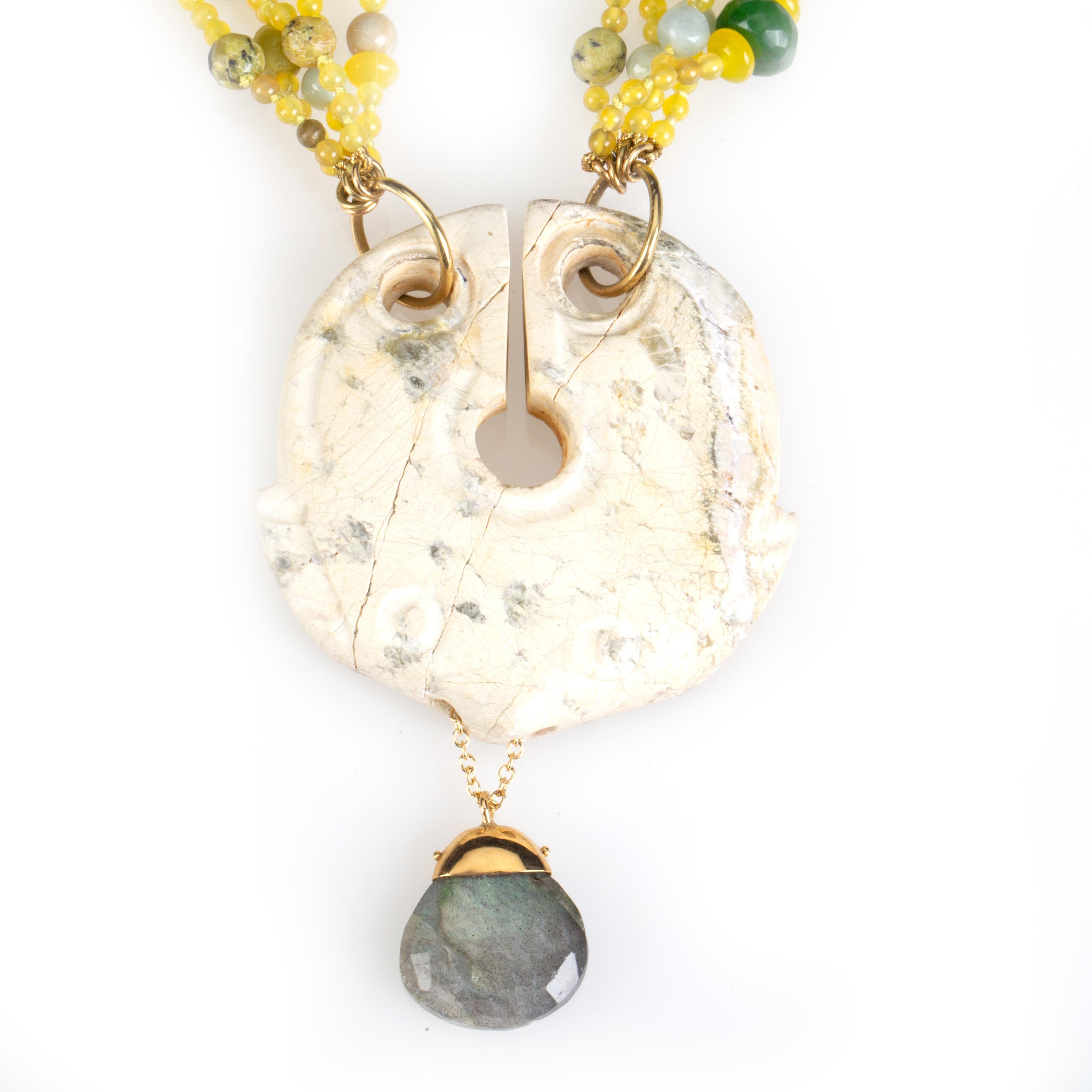 Collier d'agate jaune avec un étonnant pendentif en jade chinois ancien en forme de poisson, pendentif en or 18 carats gr 8,60 en labradorite. Longueur totale 80 cm.
Tous les bijoux Giulia Colussi Jewelry sont neufs et n'ont jamais été portés ou