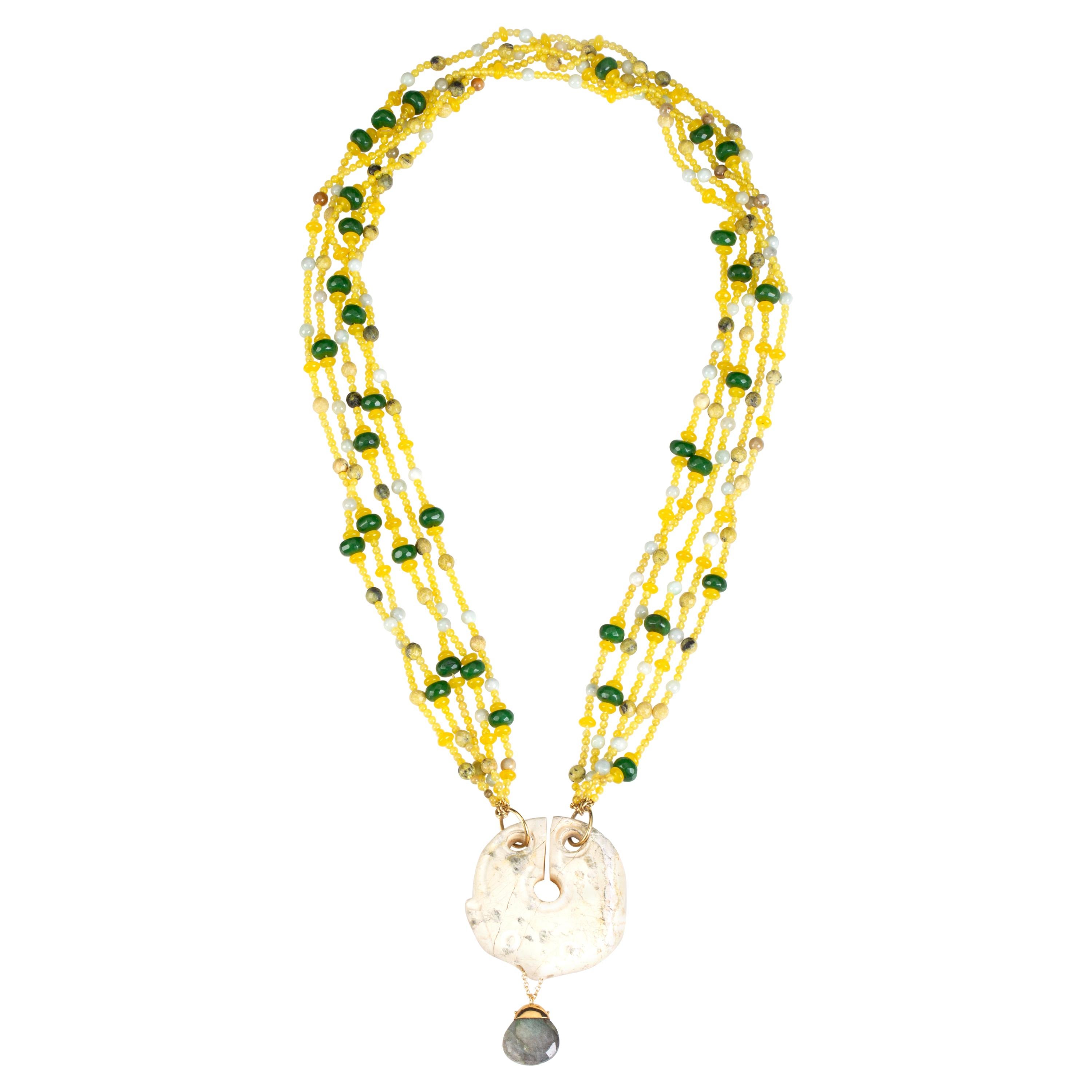 Collier d'agate et de jade sculpté en or 18 carats en vente