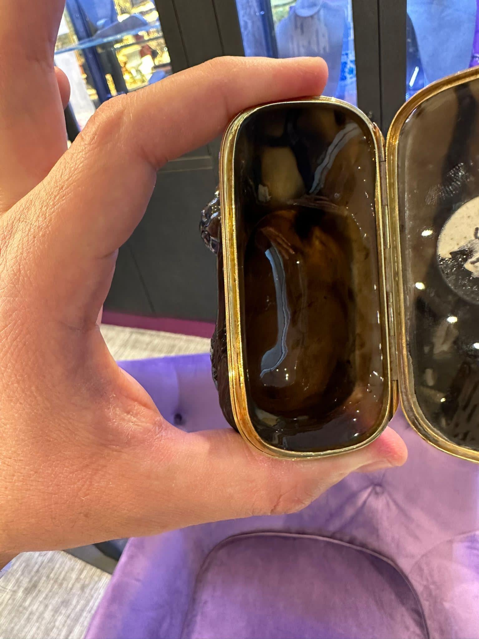 Agate Lamb Snuff Box  In Excellent Condition For Sale In New York, NY