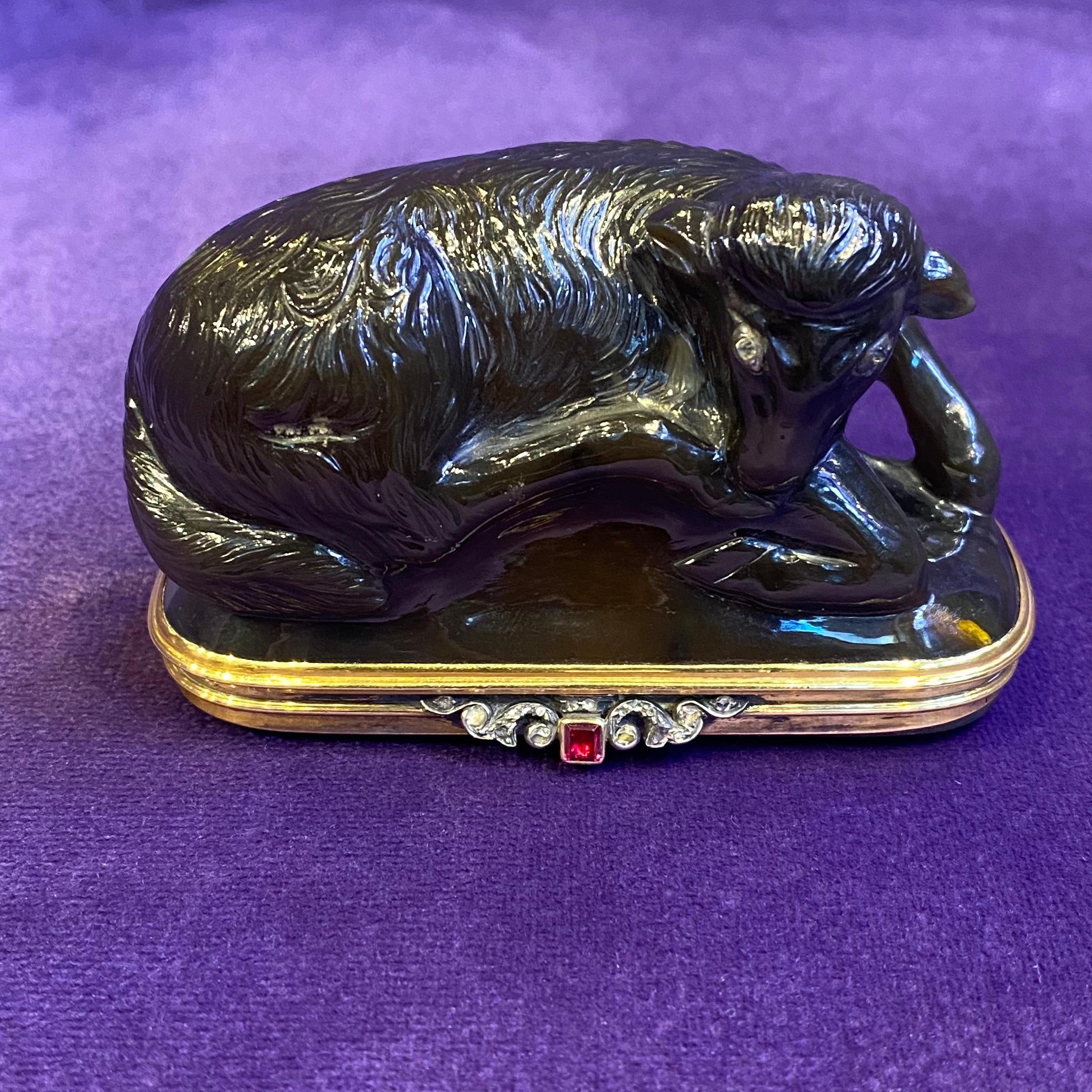 Women's or Men's Agate Lamb Snuff Box  For Sale