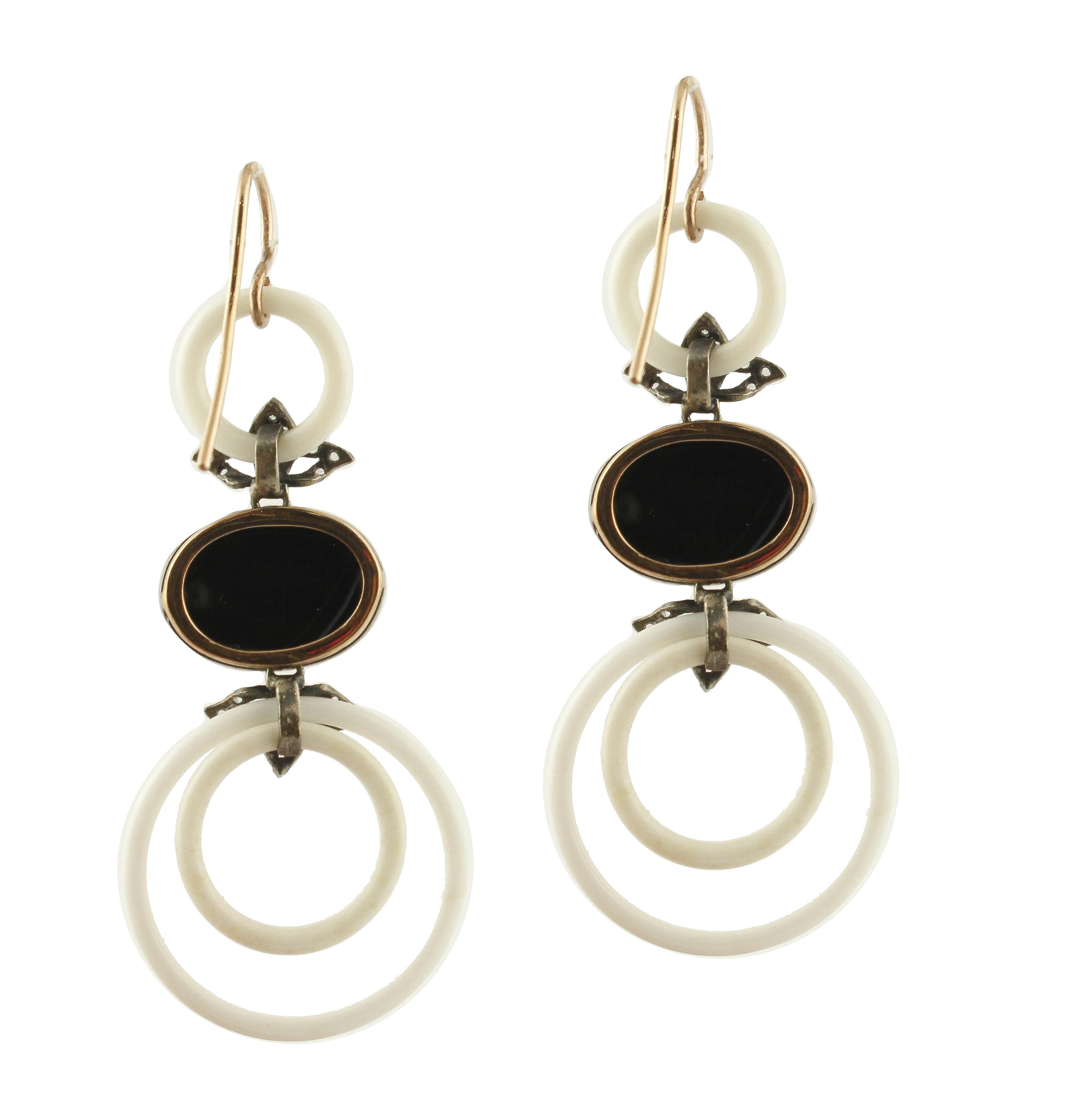Charming earrings in 9 ct rose gold and silver, very special in their kind, 7.5 cm long, represent many white agate circles and 8.40 g onyx stones, details enriched with 0.47 ct diamonds. Total weight g15.26.
Diamonds ct 0.47
Hard stones (white