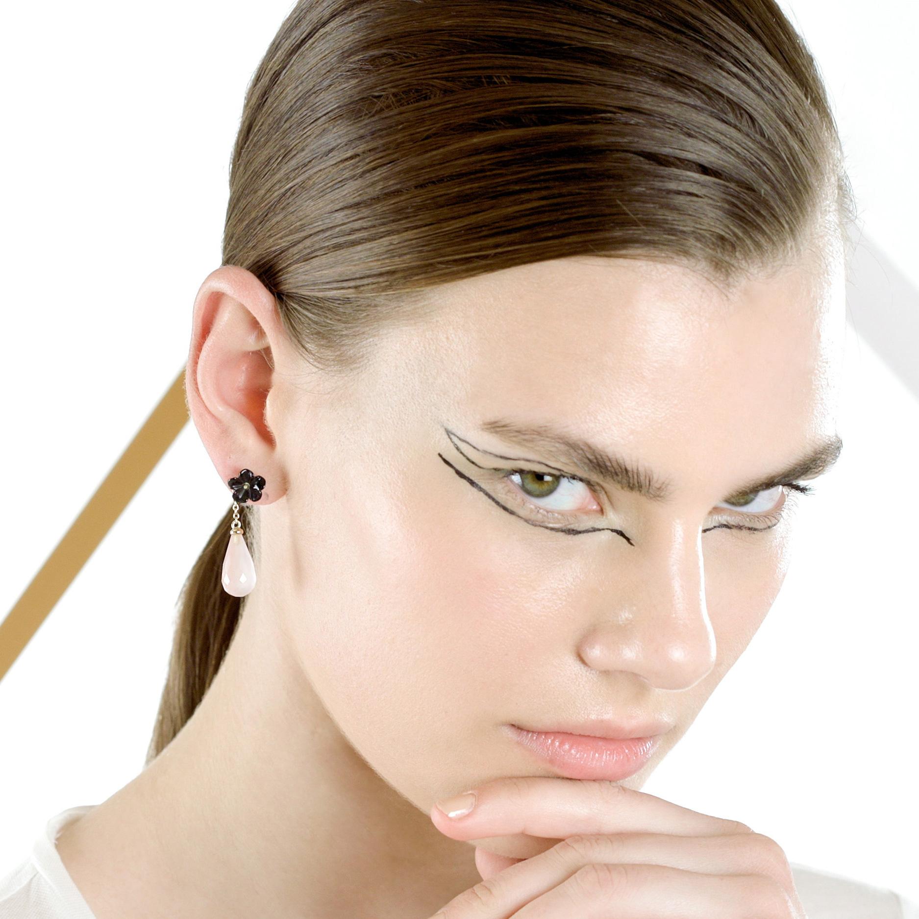 Boucles d'oreilles d'art italiennes au design et à la beauté remarquables. Boucles d'oreilles pendantes en forme de fleur magnifiquement sculptées. Décorée par de l'or jaune 18 carats naturel et précieux. Ce bijou parfait pour une journée d'été