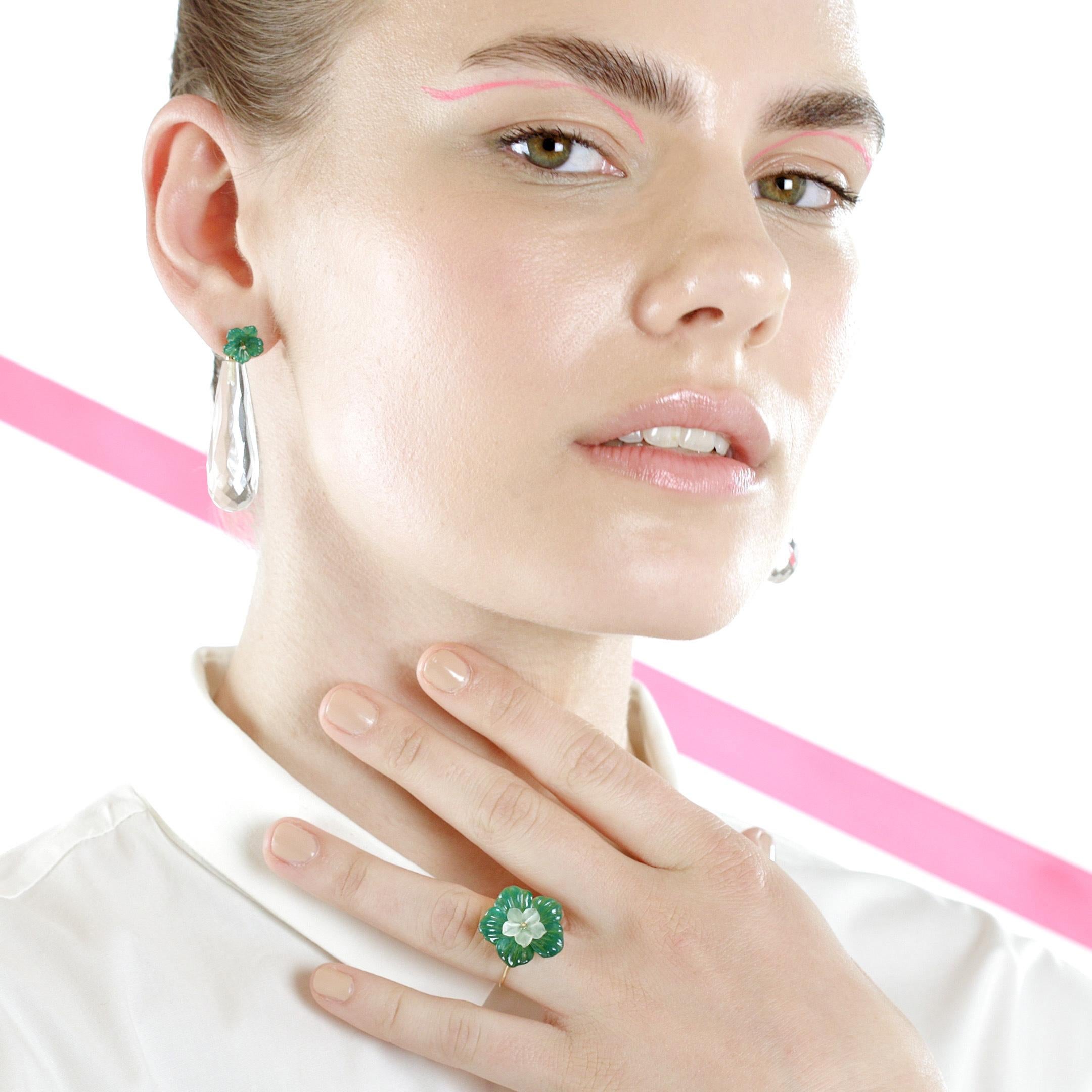 Italienische Kunsthandwerkliche Ohrringe voller Design und Schönheit. Tropfenohrringe mit wunderschöner geschnitzter Blume. Verziert mit natürlichem und wertvollem 18 Karat Gelbgold. Das perfekte Schmuckstück für einen Sommertag voller Sonne und