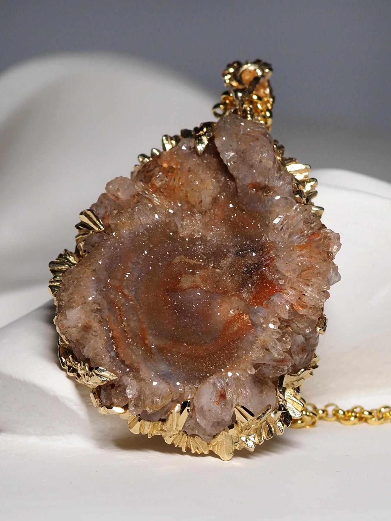 Natural Agate Rose Nugget pendant with quartz crystals in 14K yellow gold
gemstone origin - Brazil
agate measurements - 0.59 x 1.34 x 1.73 in / 15 х 34 х 44 mm
agate weight - 97.27 carat
pendant lenght - 2.32 in / 59 mm
pendant weight - 36.67