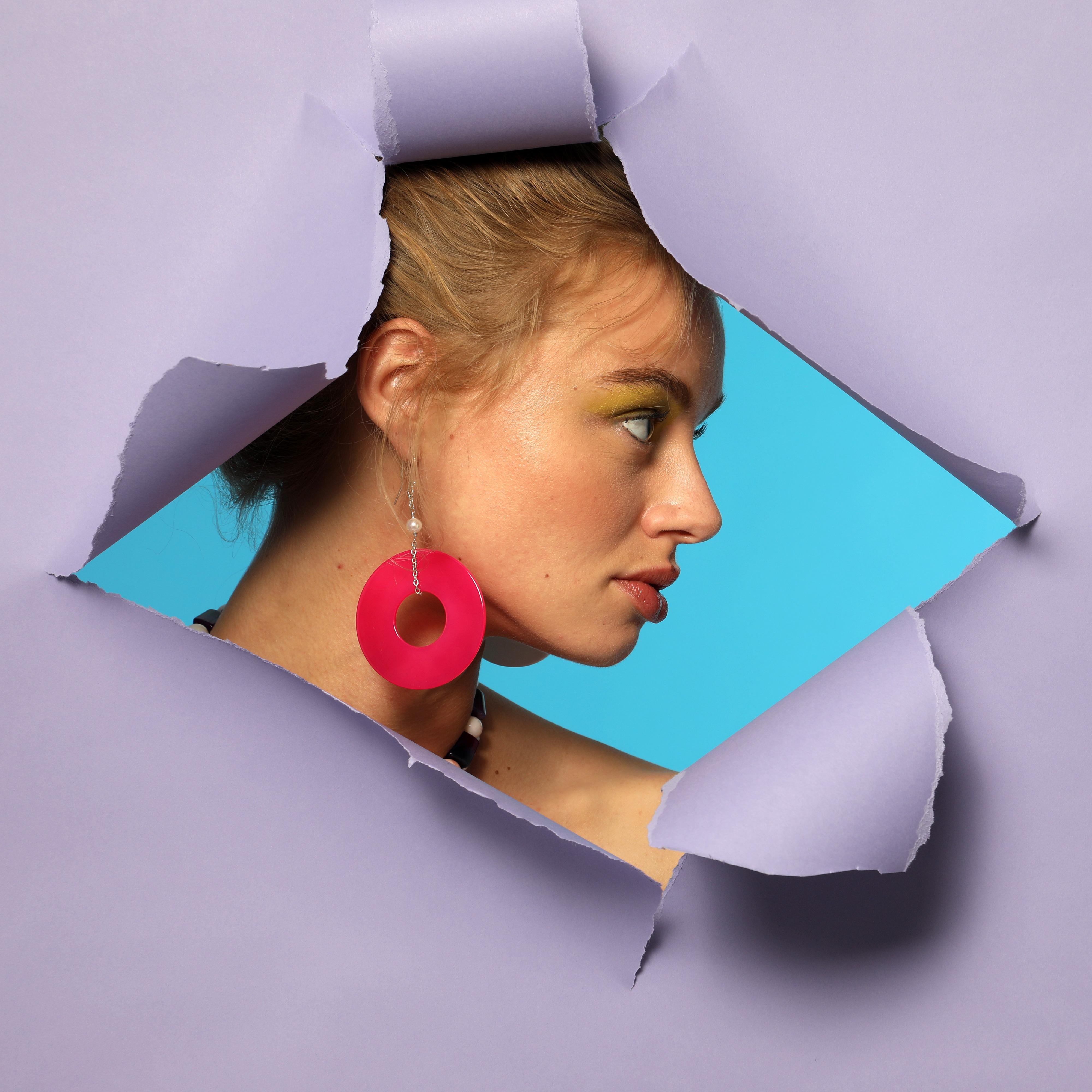 An enchanted round fuchsia agate donut-shaped earrings helded by 925 silver delicate chain with a beautiful pearl. Modern designs full of a vivid color an a voluminous shapes, resulting in bold, free-spirited pieces with a charming elegance.

This