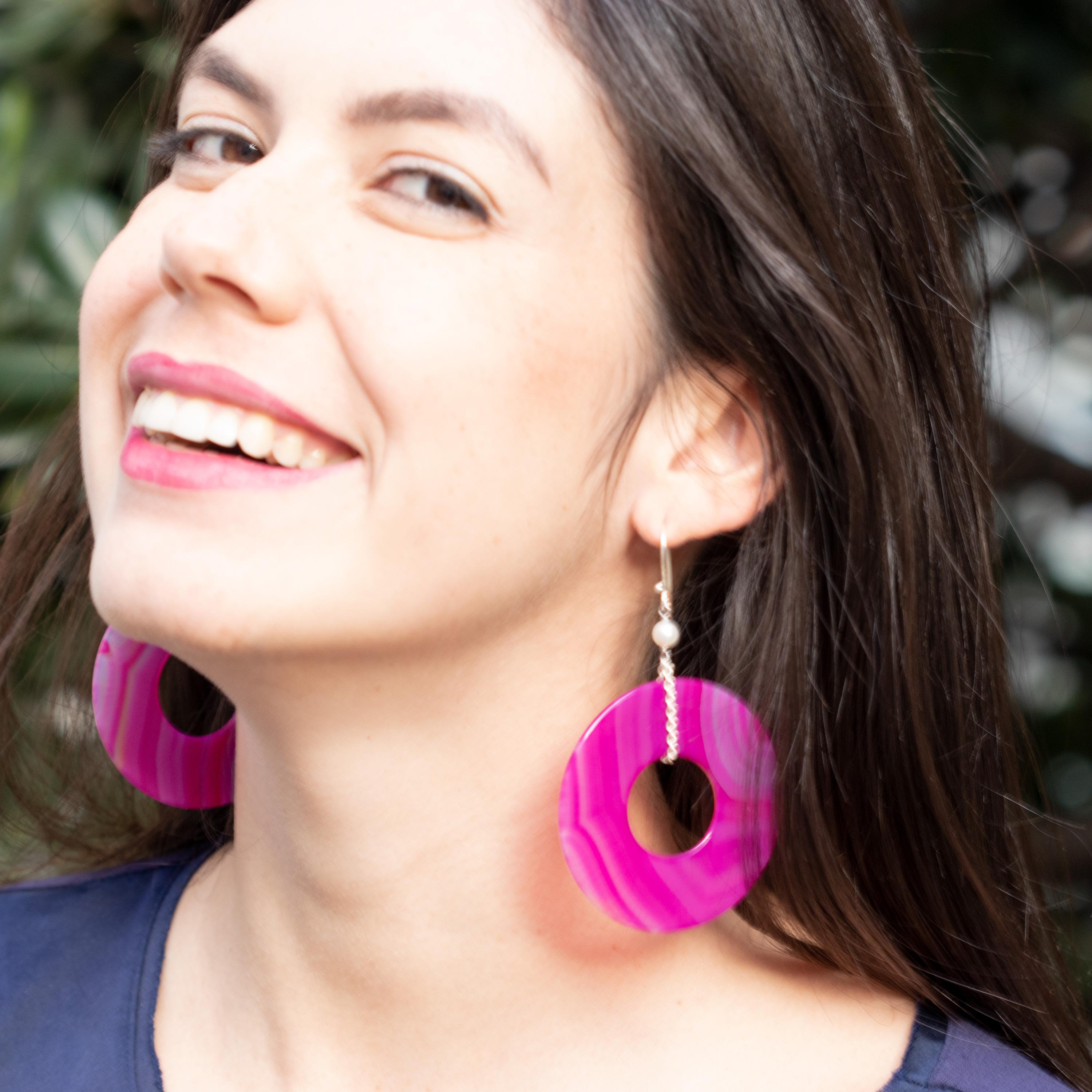 Modern Agate Round Fuchsia Donut Shaped Pearls 925 Silver Dangle Chic Long Earrings For Sale