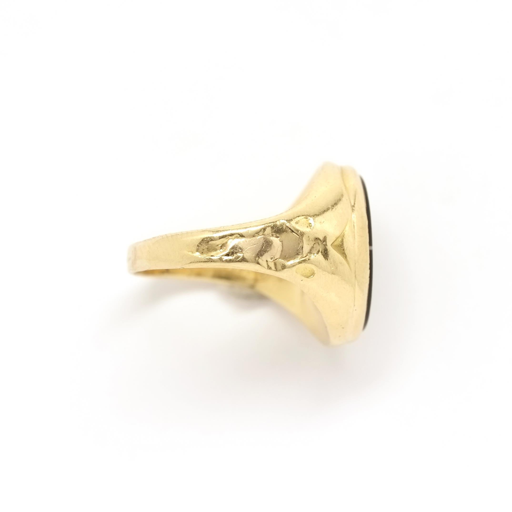 Goldener Siegelring mit handgraviertem zweifarbigem Achat aus dem späten XIX Jahrhundert. Einzigartig durch seine Geschichte, einzigartig durch den Stein. Auf dem Stiel sind die Erinnerungen des ursprünglichen Besitzers eingraviert, dessen Name noch