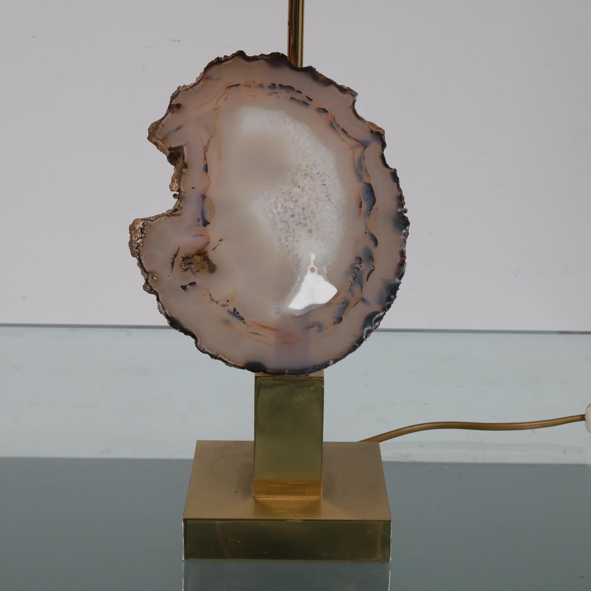 Spectaculaire lampe de table en agate à la manière de Willy Daros, fabriquée vers 1970 en Belgique.

La lampe a une belle base en laiton et un capot en tissu. Le véritable point d'attraction est la pierre en agate rare qui se trouve dans la base.