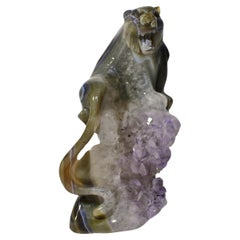 Tiger aus Achat auf Amethyst-Bergstein