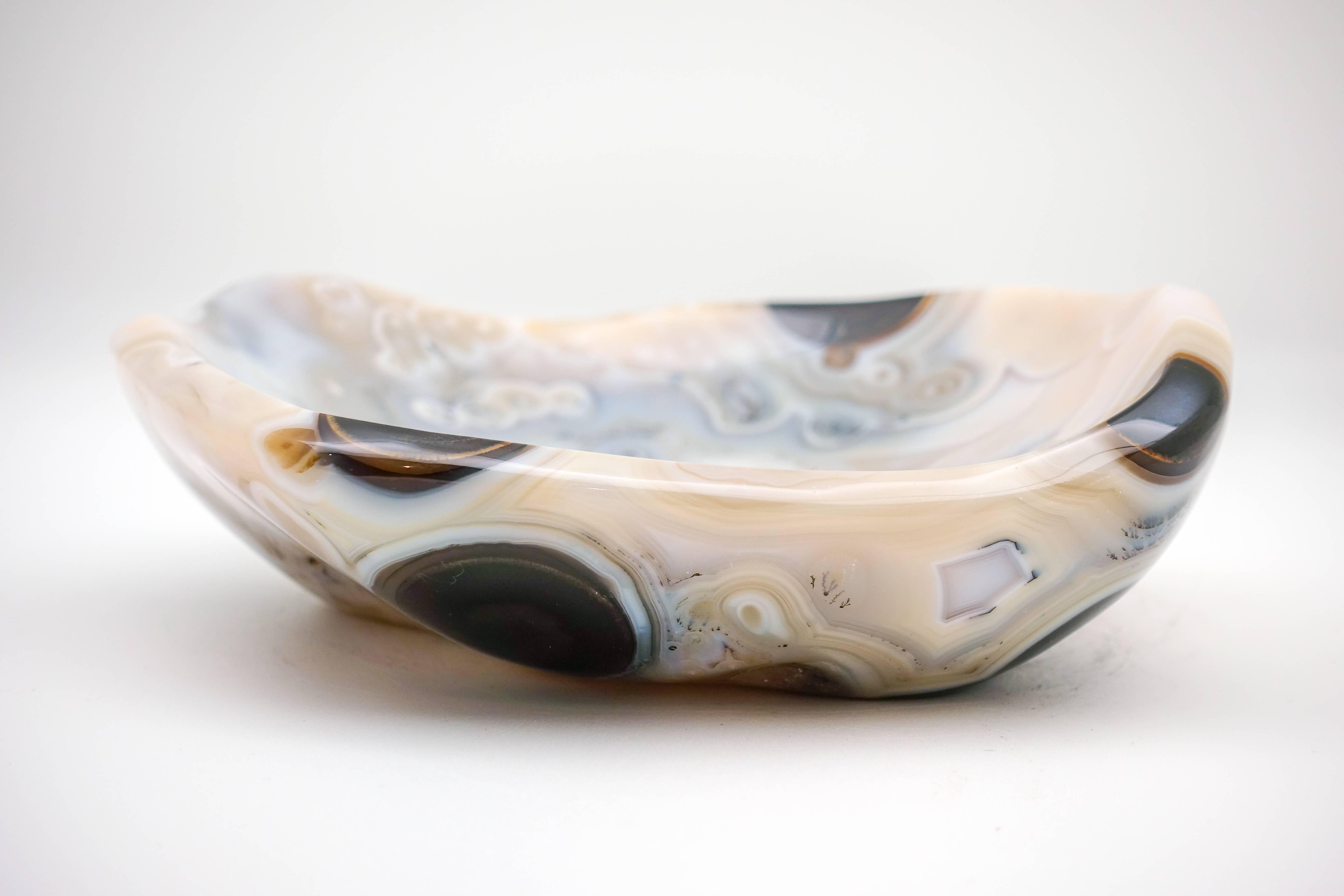 Agate Vide Poche Bowl, Rare and Large in Size, Hand-Carved in Madagascar In Good Condition In New York, NY