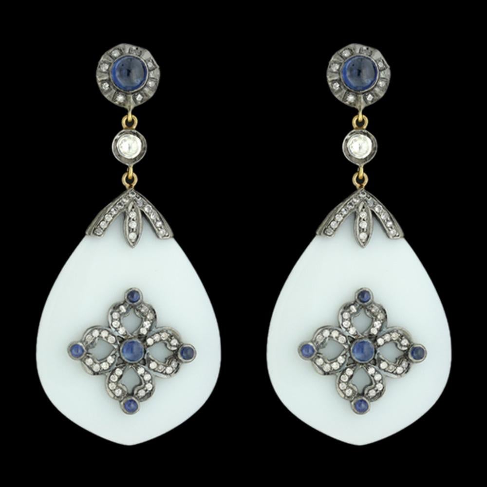Orecchini pendenti in agata bianca e zaffiro blu con diamanti in oro giallo 18 carati In condizioni Nuovo in vendita a New York, NY