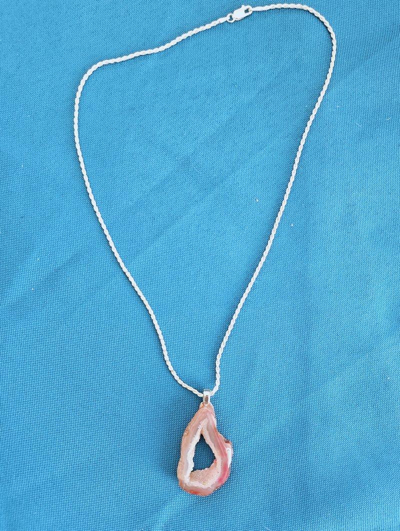 Mid-Century Modern Agate with Druzy Pendant on Sterling Silver Necklace Semiprecious en vente