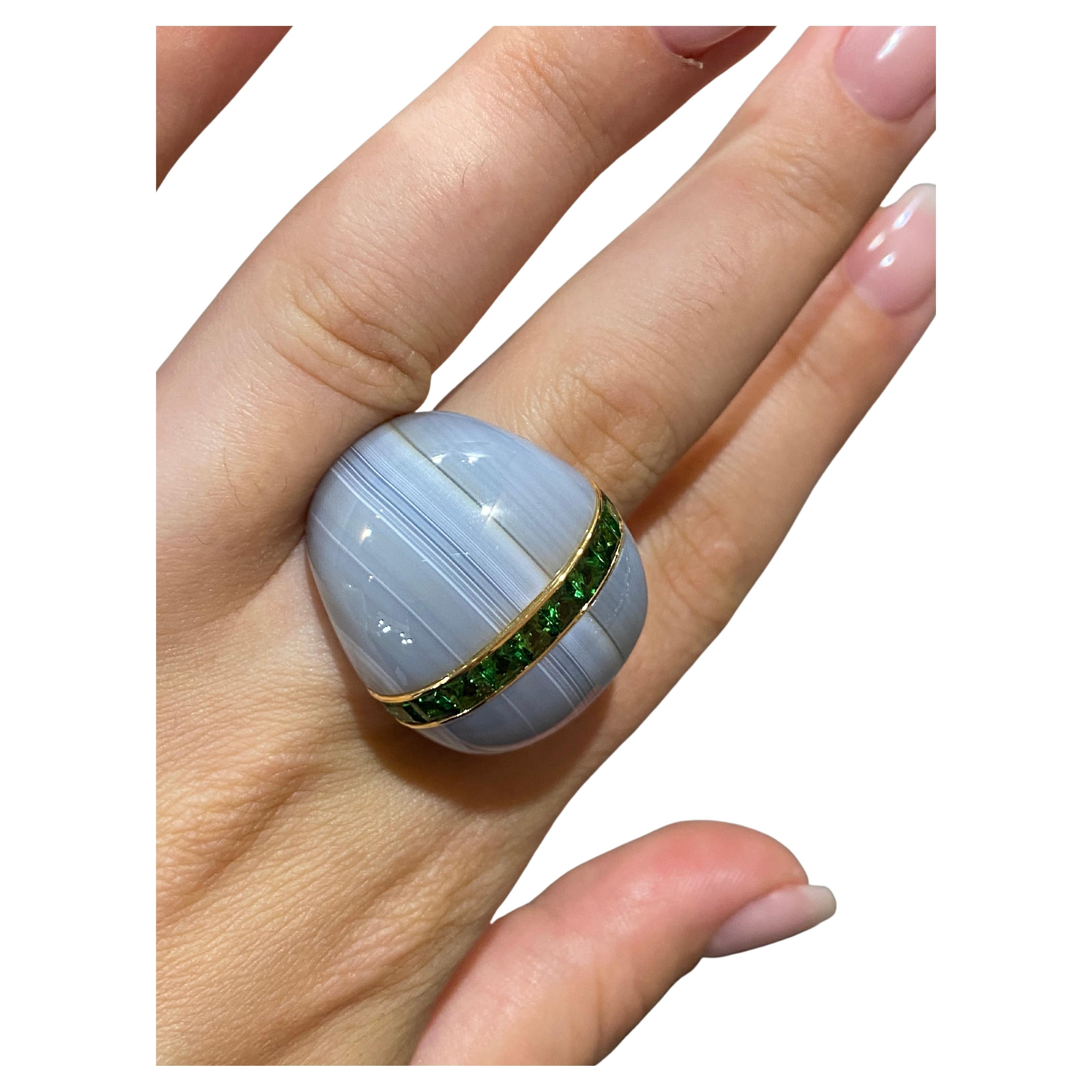 Anello in oro giallo 18 carati 
Disponibili diverse varianti di pietre

Opzione 1  
Anello di colore grigio 
Peso 12 grammi,
Tsavoriti  11- 1,80ct, 
Agata grigia per 55 ct.

Opzione 2
Anello di colore rosa 
Peso 13 grammi,
Ametiste 11- 1,50ct,