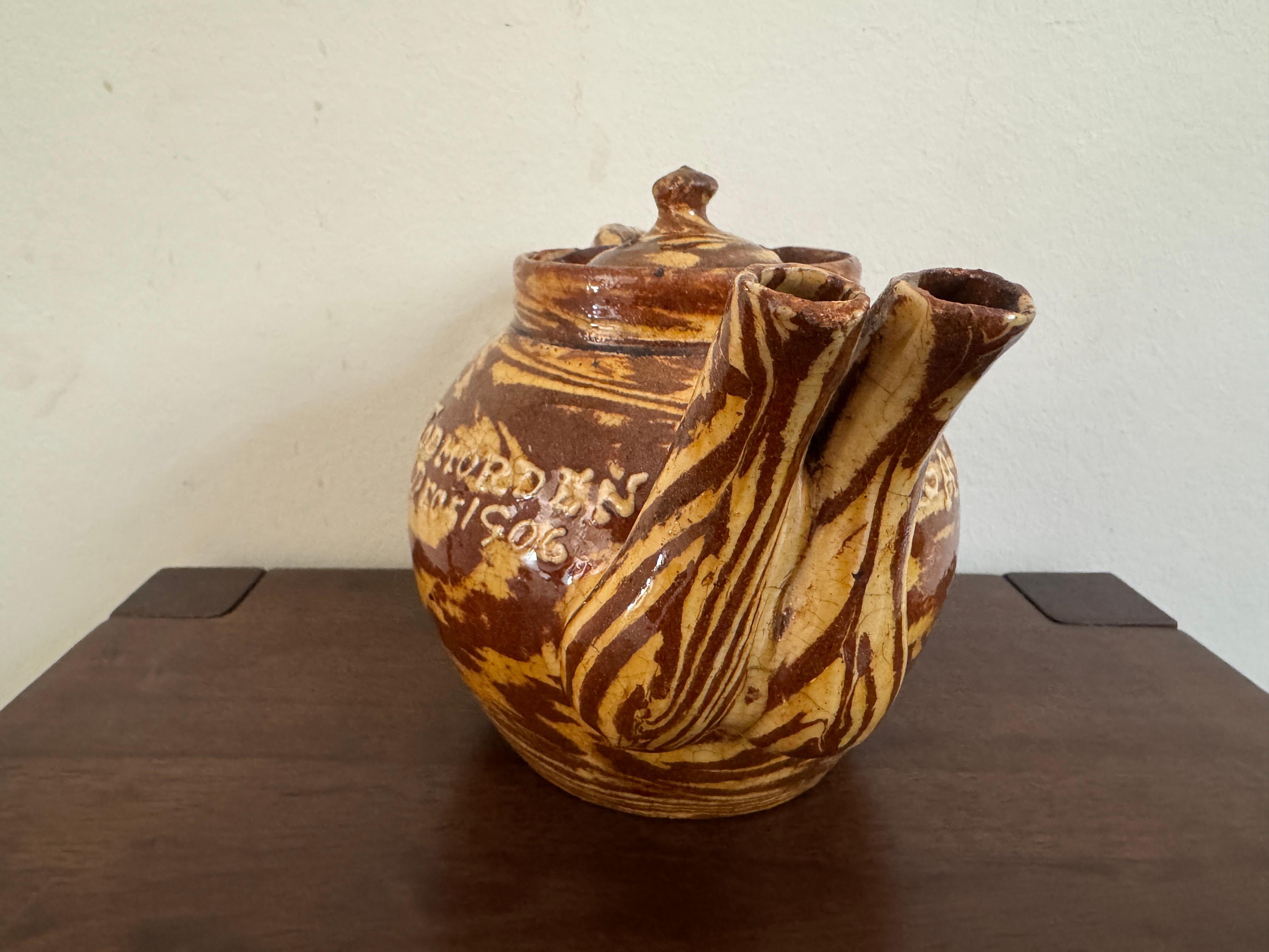 Théière à double bec en Agateware vers 1906, portant l'inscription 