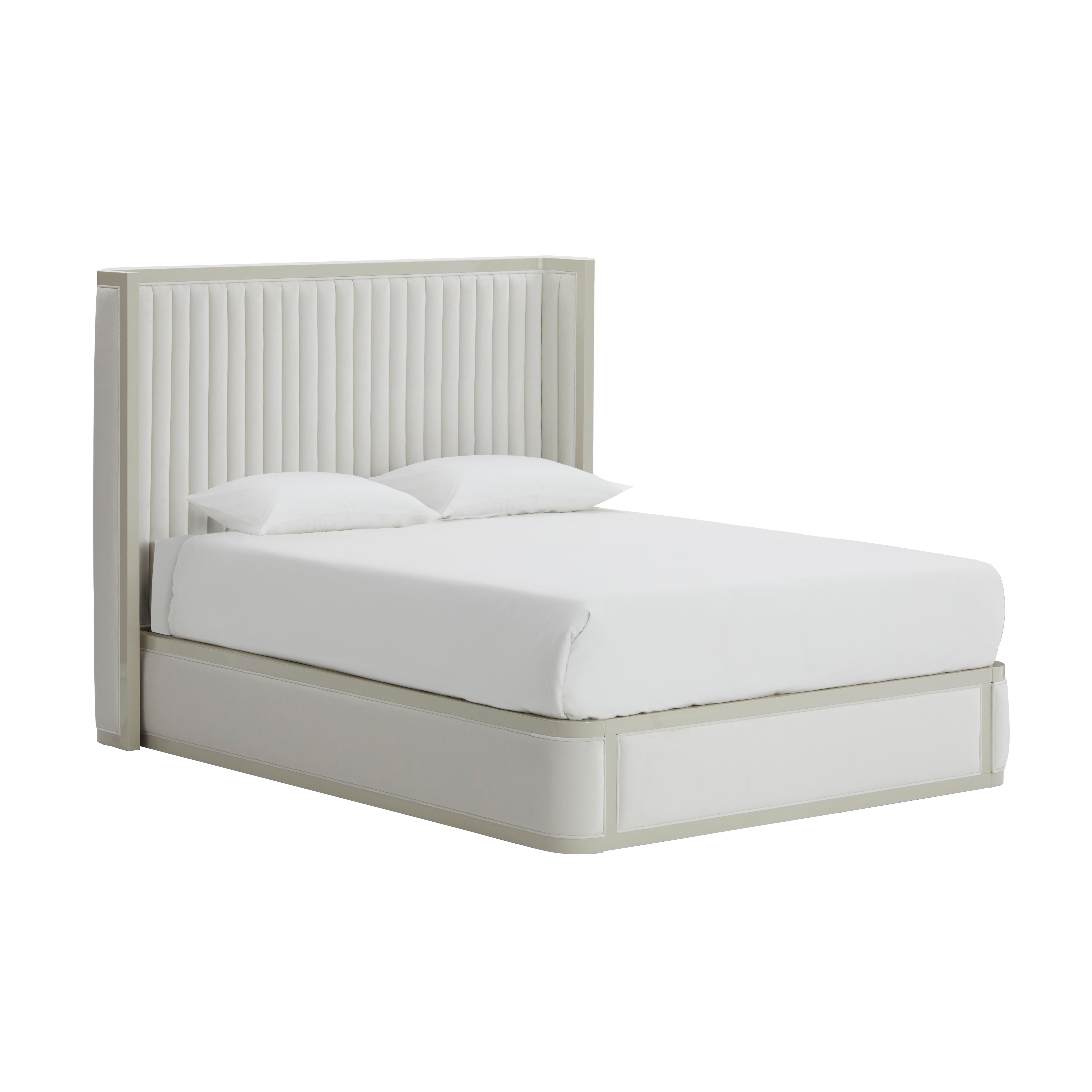 AGATHA ist ein Bett mit einem hohen und gepolsterten Kopfteil, das eine lackierte Struktur mit einem zarten Steppstoff am Kopfteil kombiniert. Dieses sehr attraktive Bett ist für jedes Schlafzimmer geeignet. Erhältlich in drei Größen, ist es