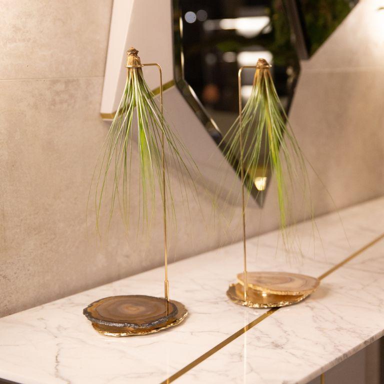 Agatha – Brass Plant Stand with Natural Agate Stone Accent In New Condition For Sale In Porto, PT
