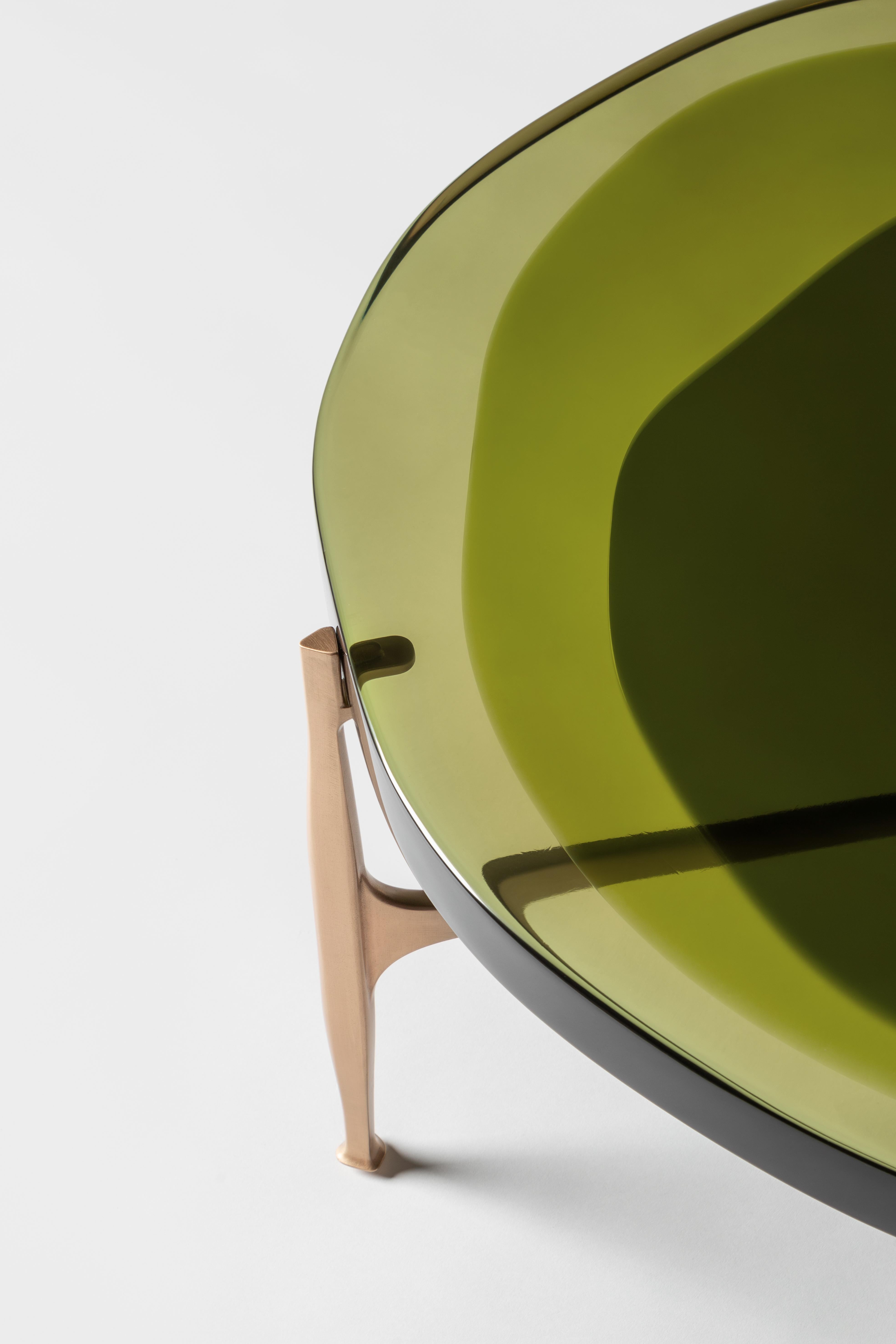 La série de tables basses Agatha est animée par un plateau circulaire irrégulier en résine époxy transparente qui entretient un dialogue avec la lumière. Les couleurs vibrantes sont coulées en plusieurs couches pour créer un composé profond et