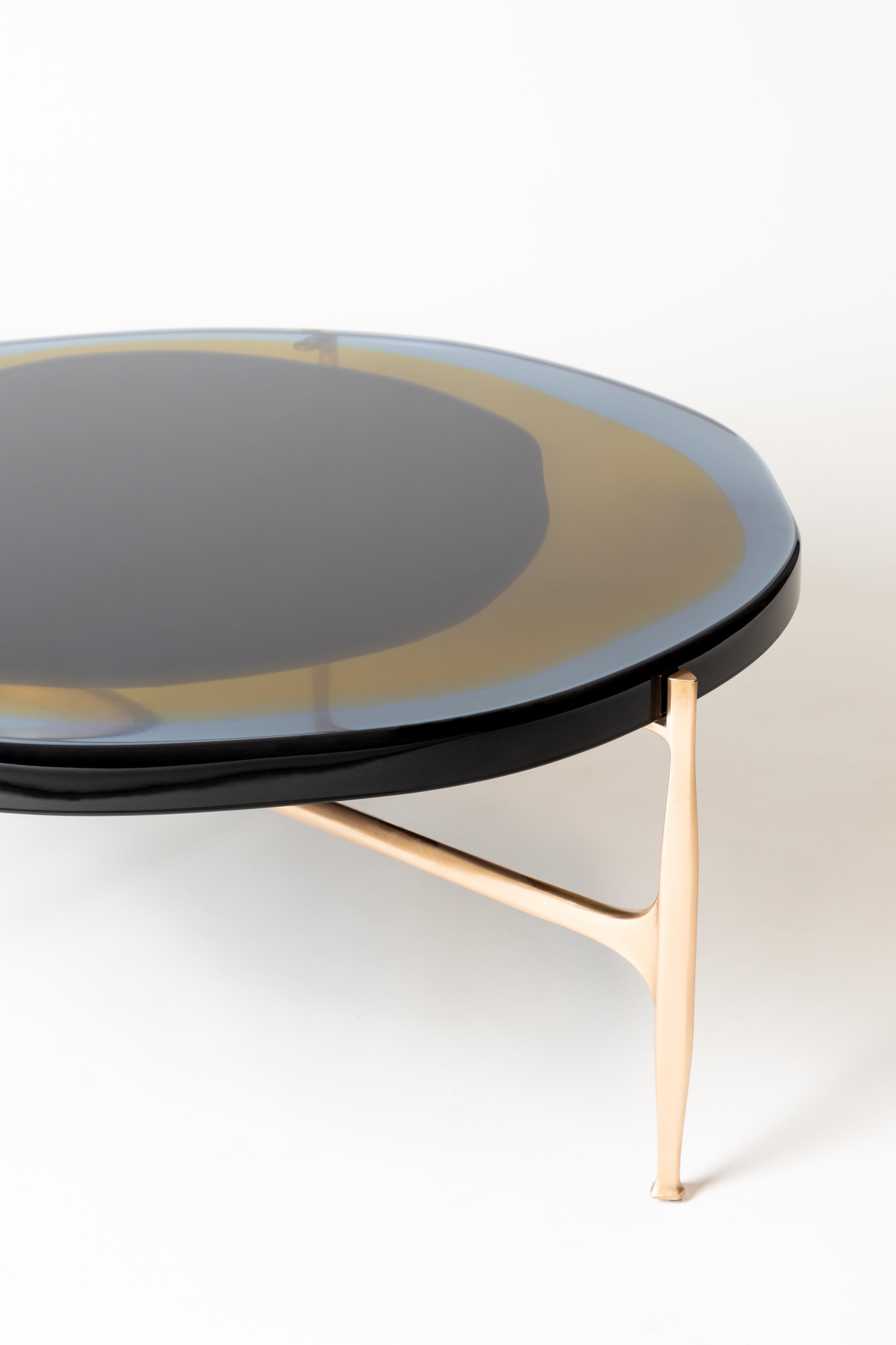 Moderne Table basse Agatha Large by Draga & Aurel Résine et bronze, 21e siècle en vente