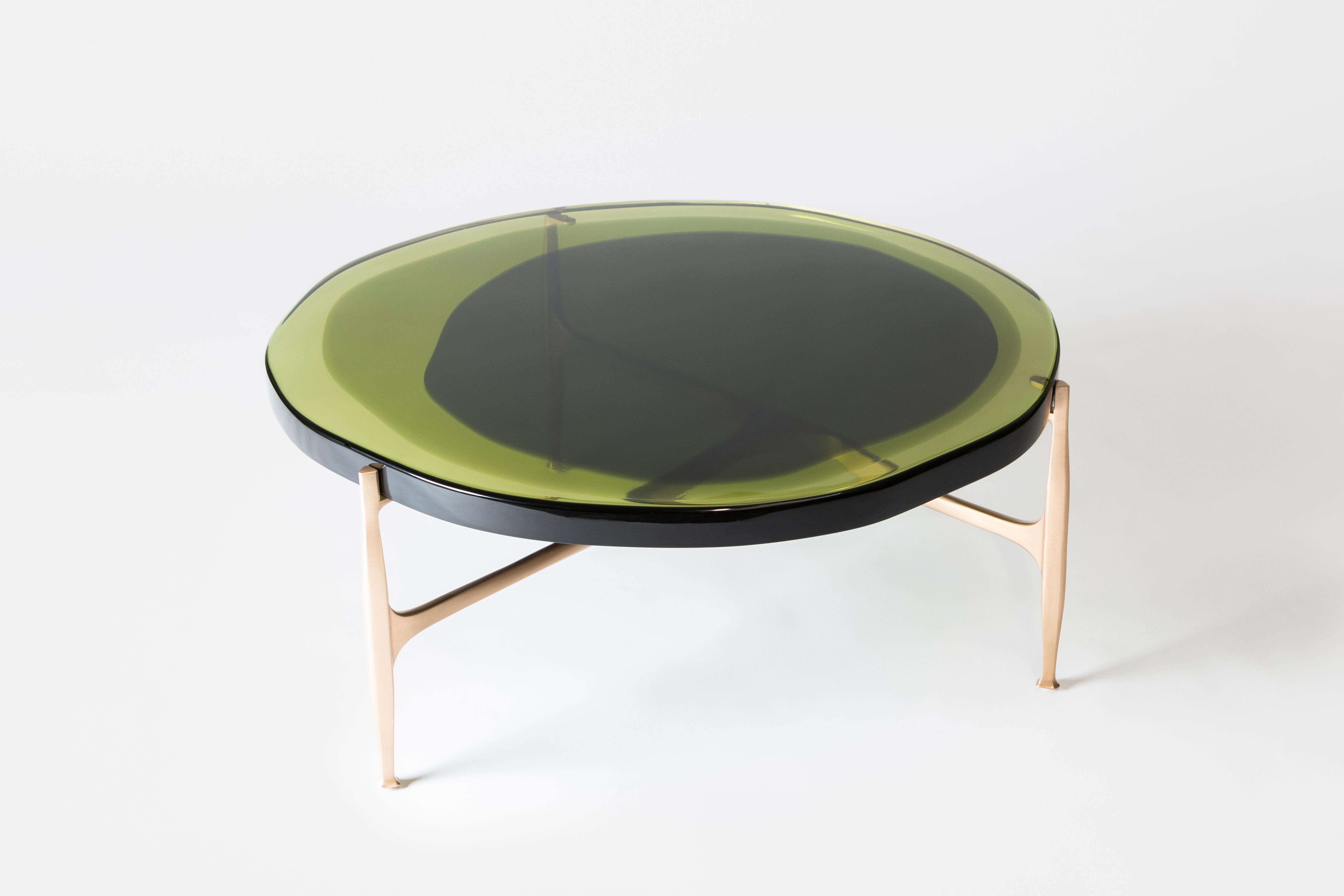 Moderne Table basse Agatha Large by Draga & Aurel Résine et bronze, 21e siècle en vente