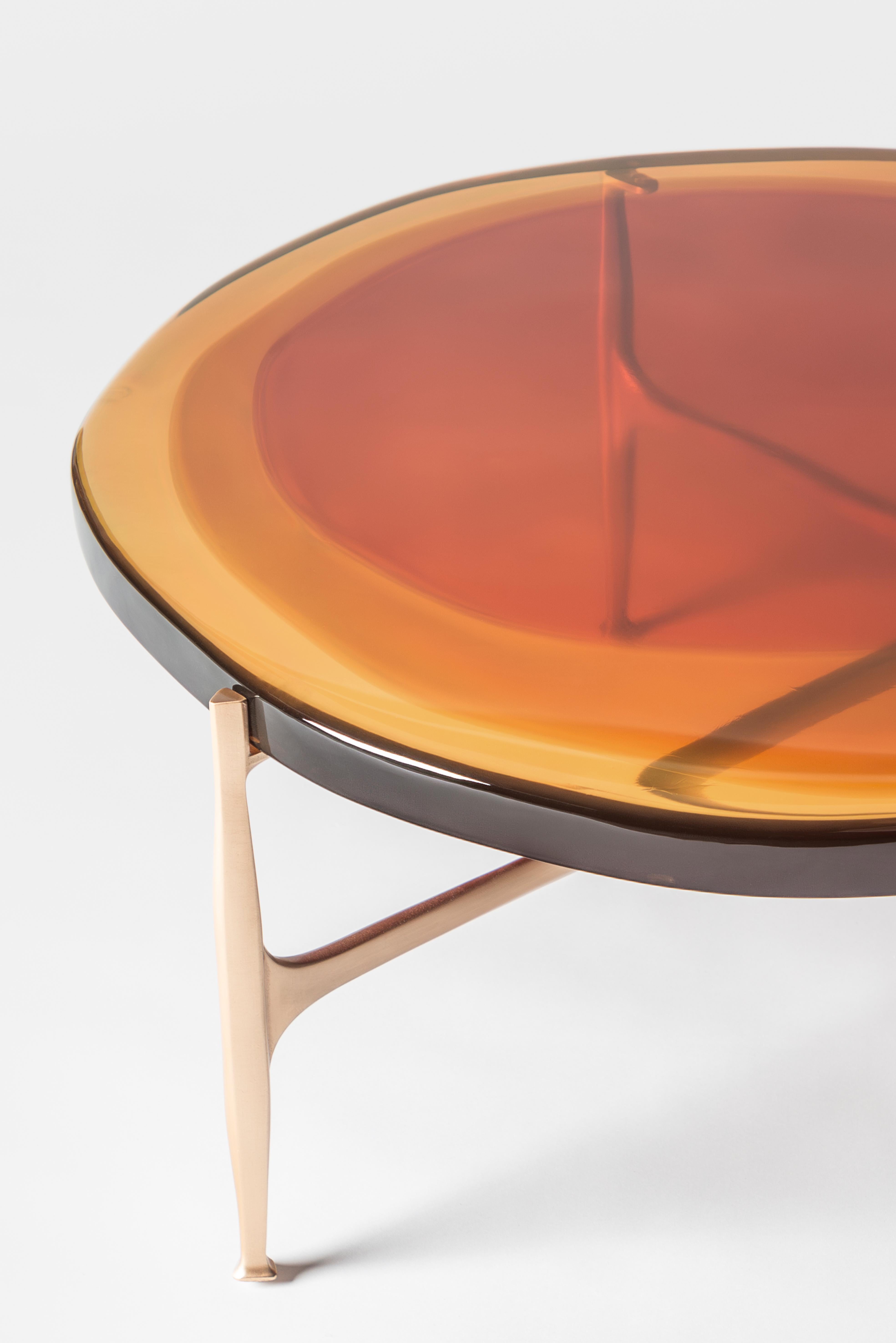 Moderne Table basse Agatha Large by Draga & Aurel Résine et bronze, 21e siècle en vente