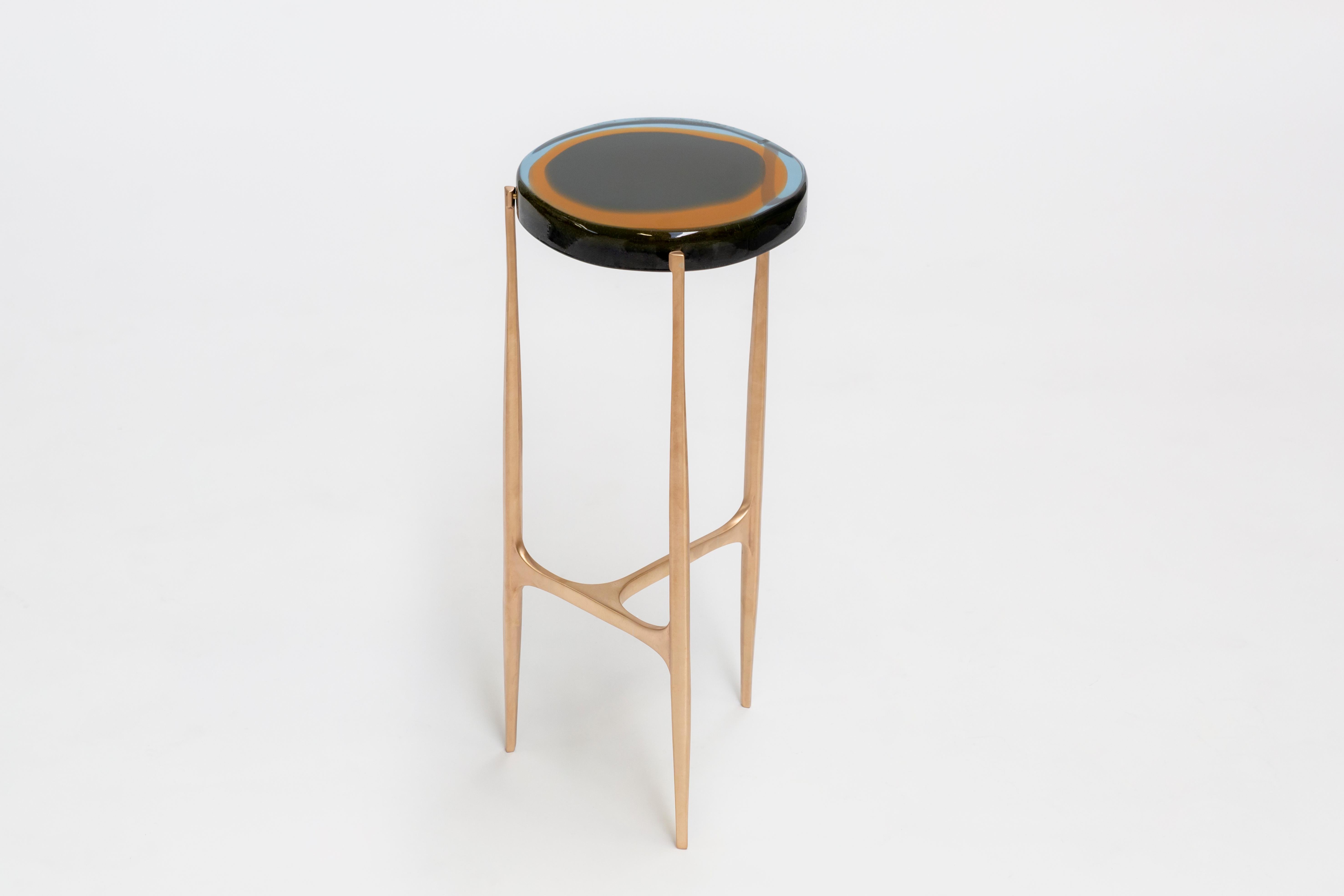Moderne Agatha Single Coffee Table High by Draga&Aurel Resin and Bronze:: 21st Century en vente