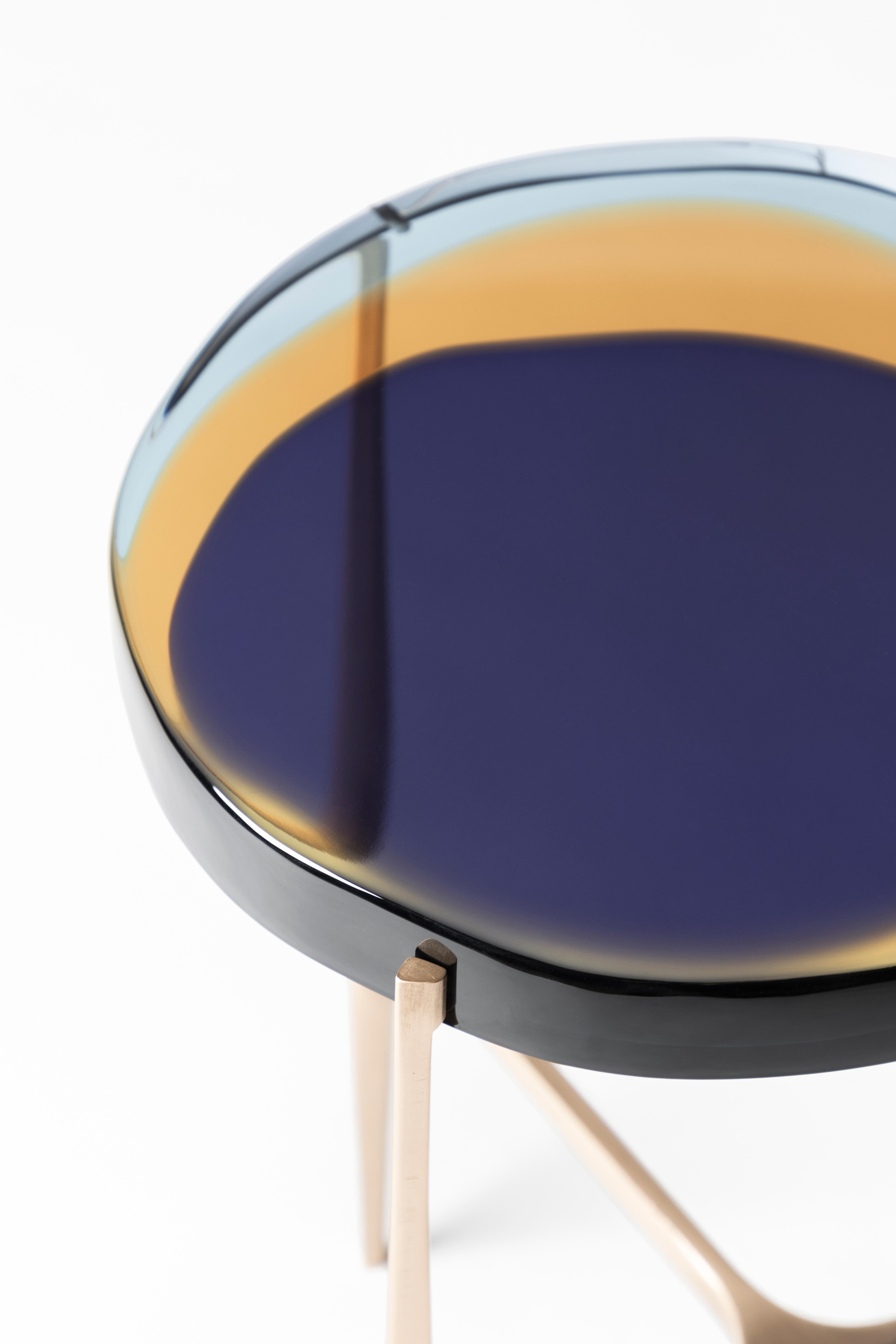 La série de tables basses Agatha est animée par un plateau circulaire irrégulier en époxy transparent.
résine qui entretient un dialogue avec la lumière. Les couleurs vibrantes sont versées en plusieurs couches
pour créer un composé profond et