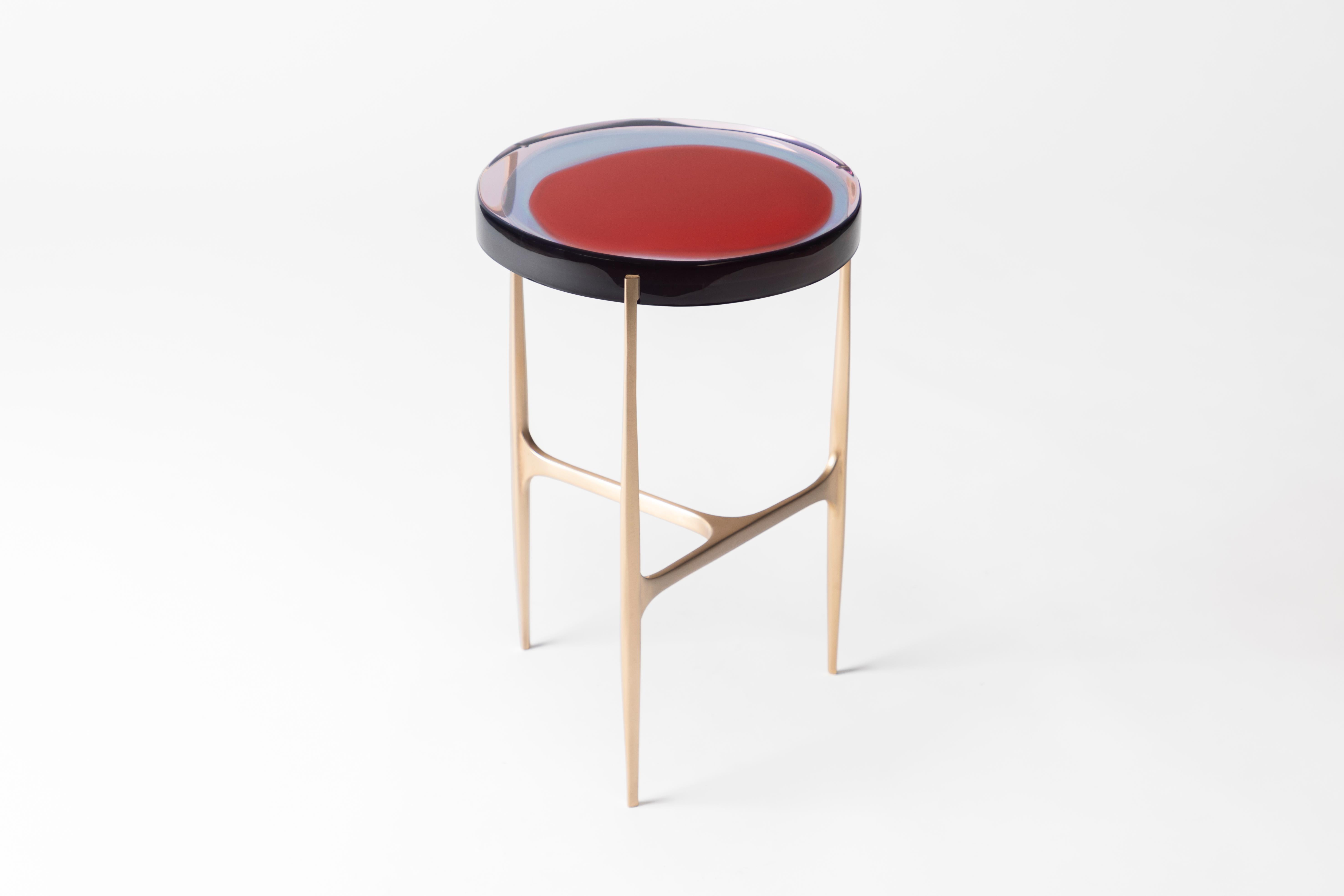 italien Table basse simple Agatha Low par Draga & Aurel Résine et bronze, 21e siècle en vente
