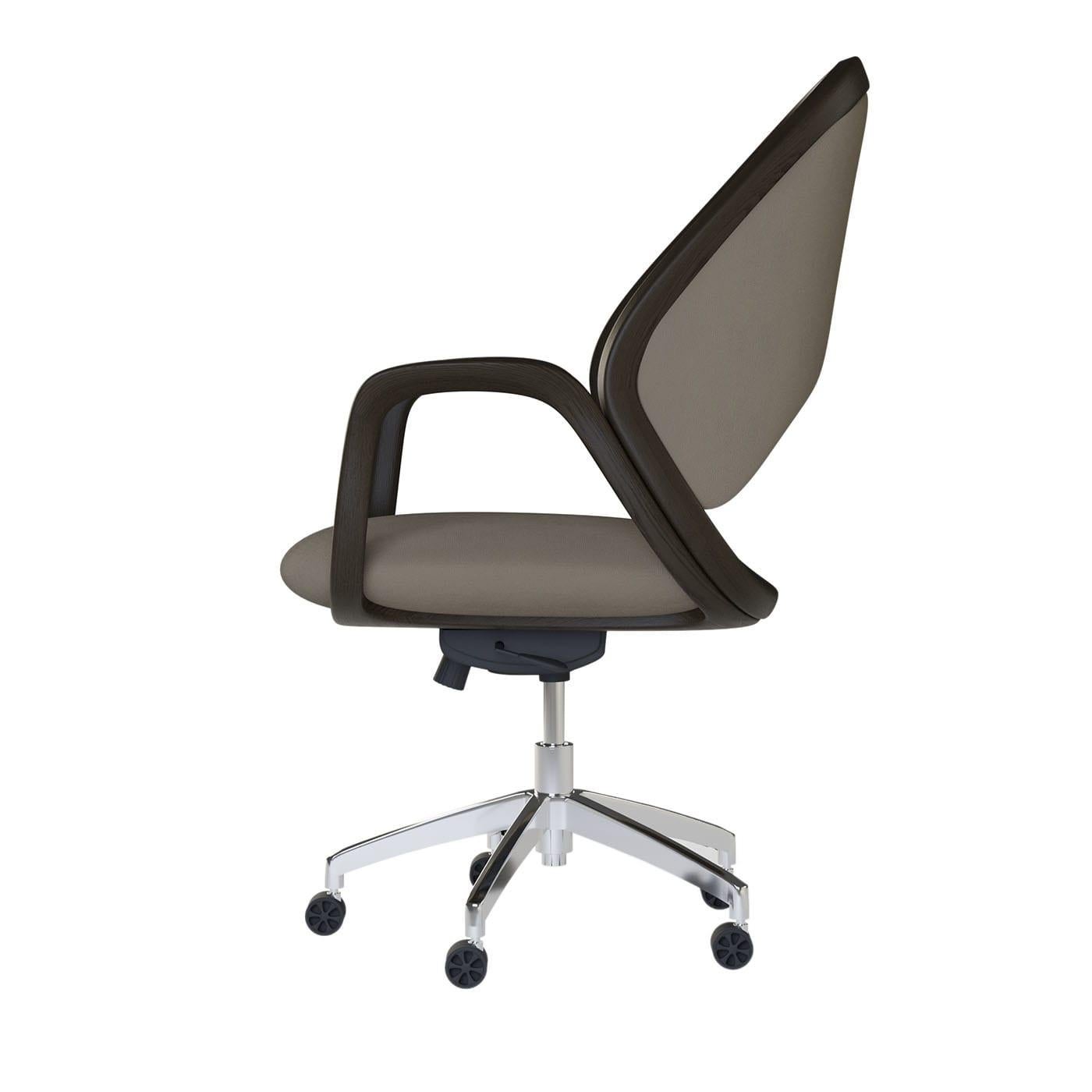 Alliant des qualités ergonomiques à une élégante esthétique contemporaine, ce fauteuil pivotant est un magnifique design de Libero Rutilo. Reposant sur une base pivotante réglable en hauteur en acier, il présente une coque en bois de frêne,