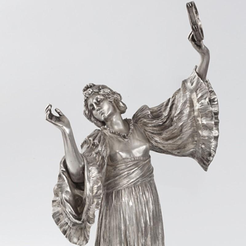 Art nouveau Sculpture figurative en bronze argenté d'Agathon Lonard « Danseuse Tambourin Droite » en vente