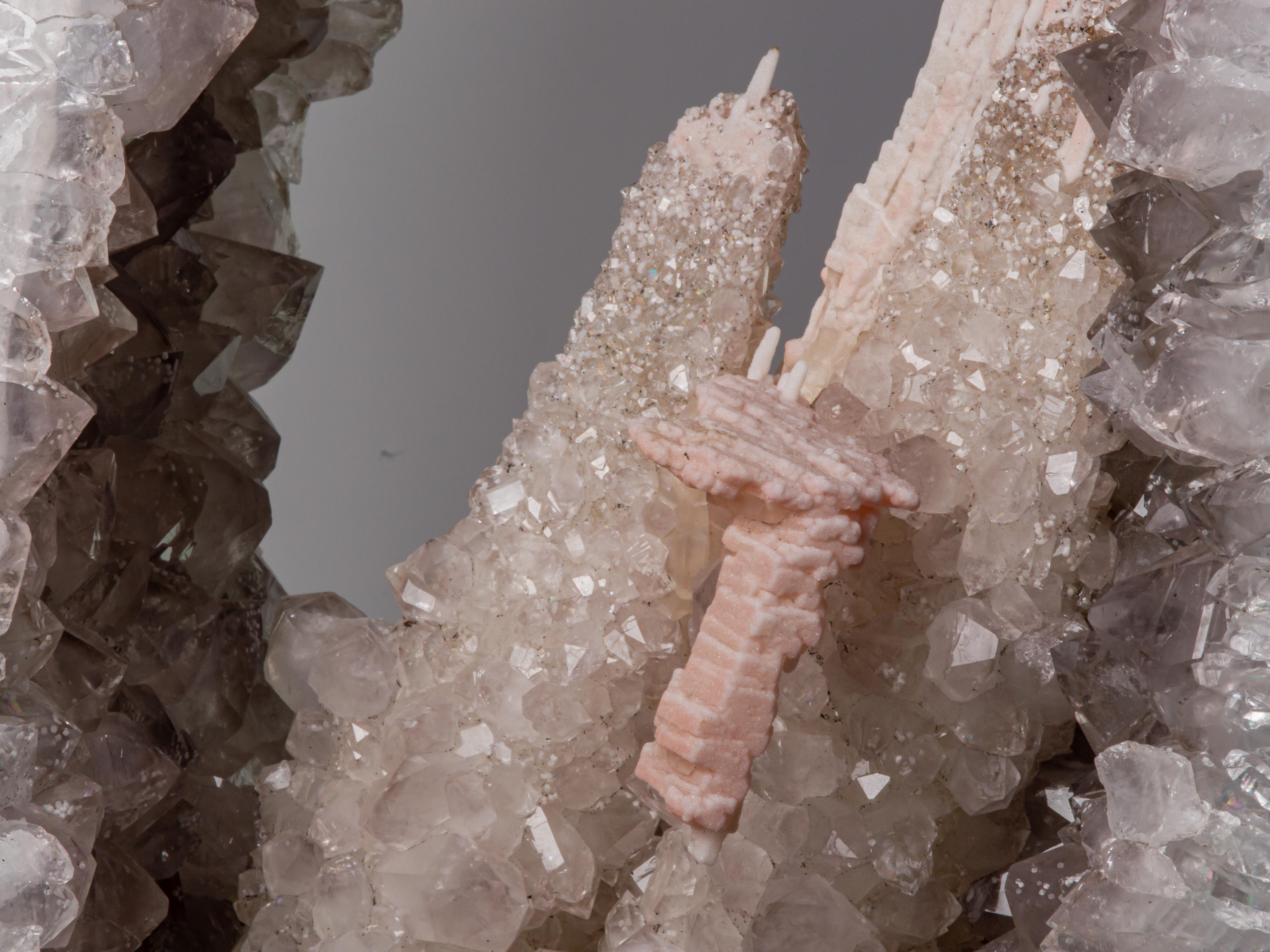 Agate Cuillère géométrique agate avec formation centrale en calcite rare et quartz blanc en vente