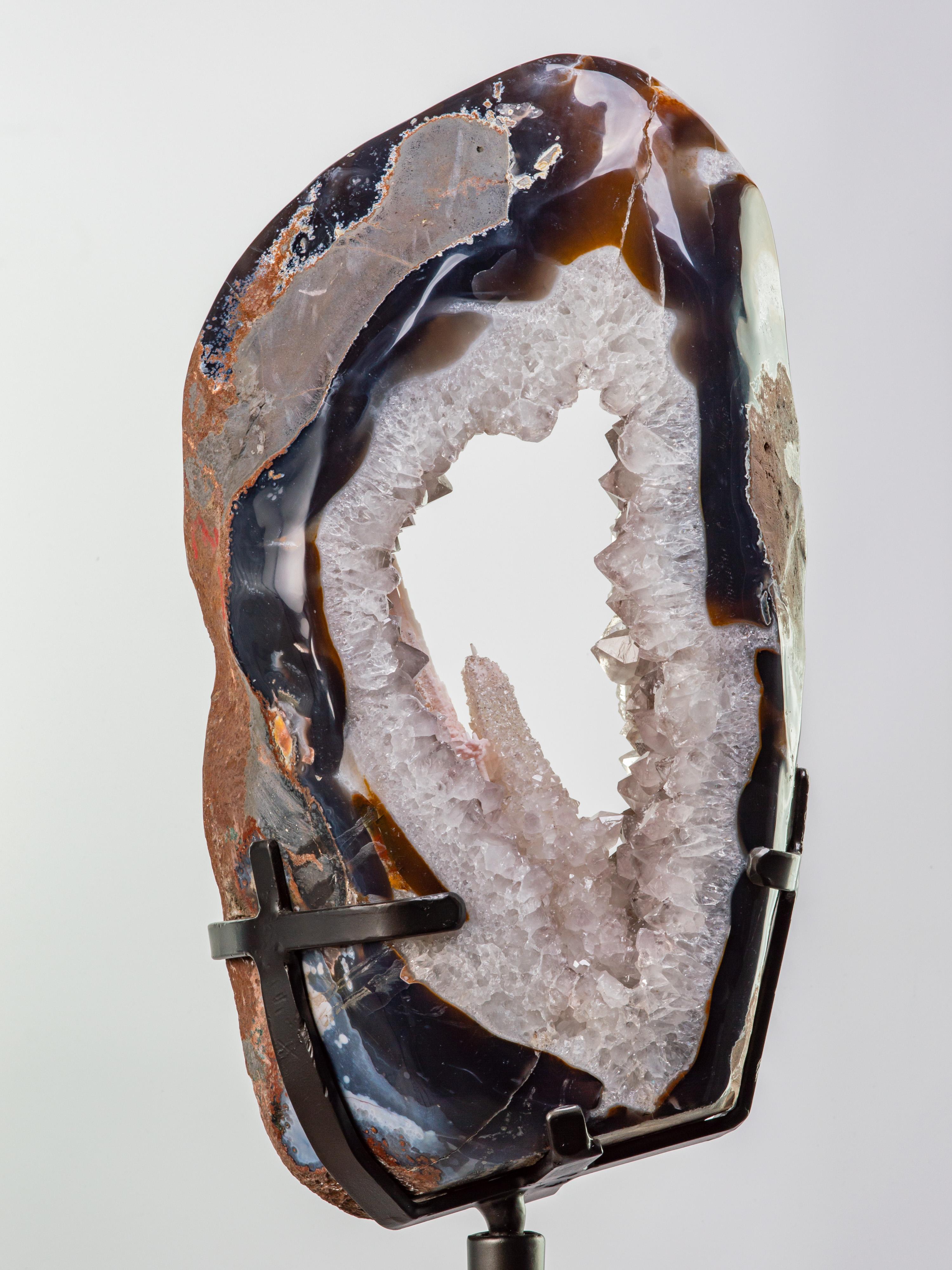 Agatised Geode Slice with Rare Central Calcite Formation and White Quartz In Excellent Condition For Sale In London, GB