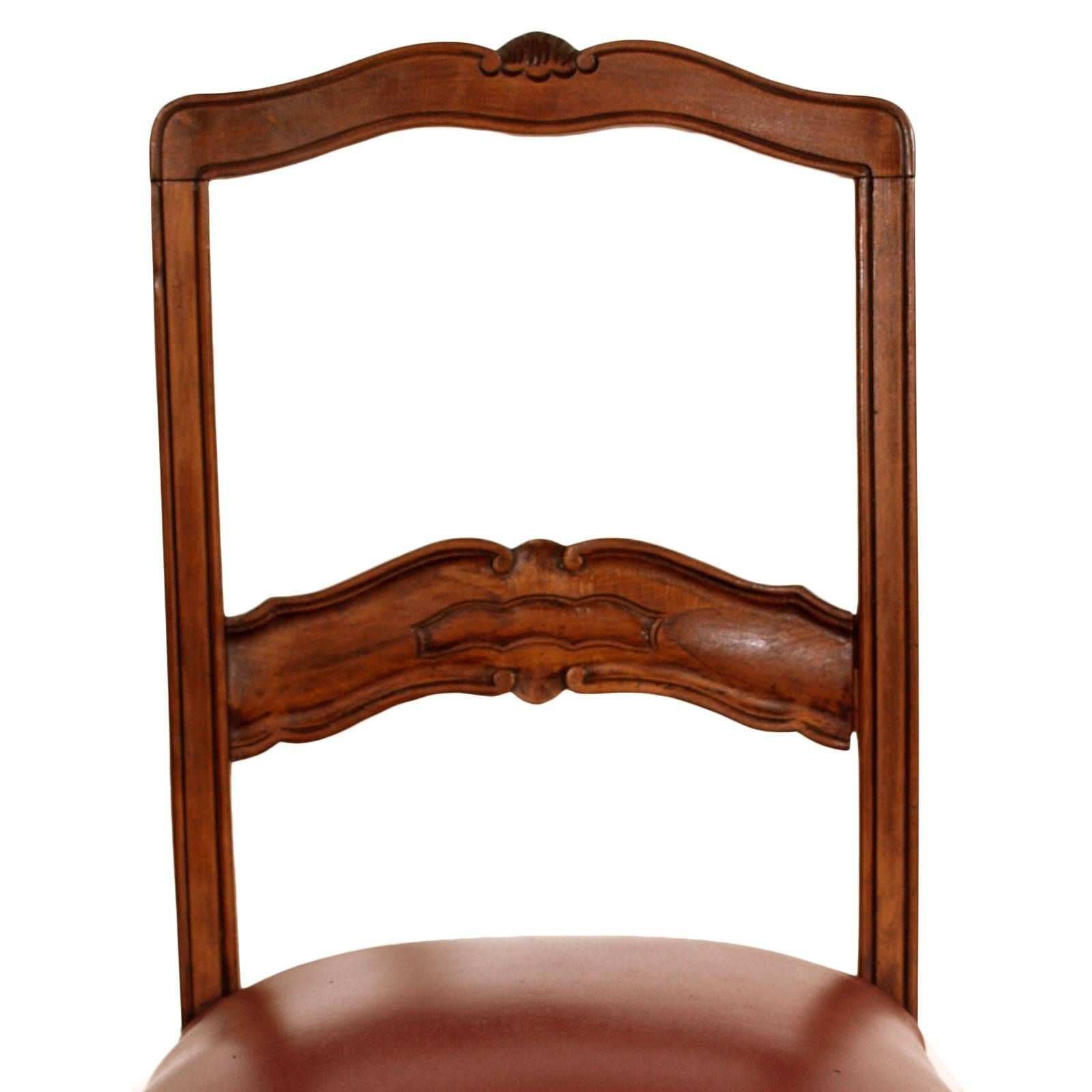 1990s, elegant chairs restored and polished to wax, finely hand-carved walnut, seat in original leather in good condition with straps and springs.
Suitable for writing table or for entry or bedroom. Simple and elegant in shape with a charming