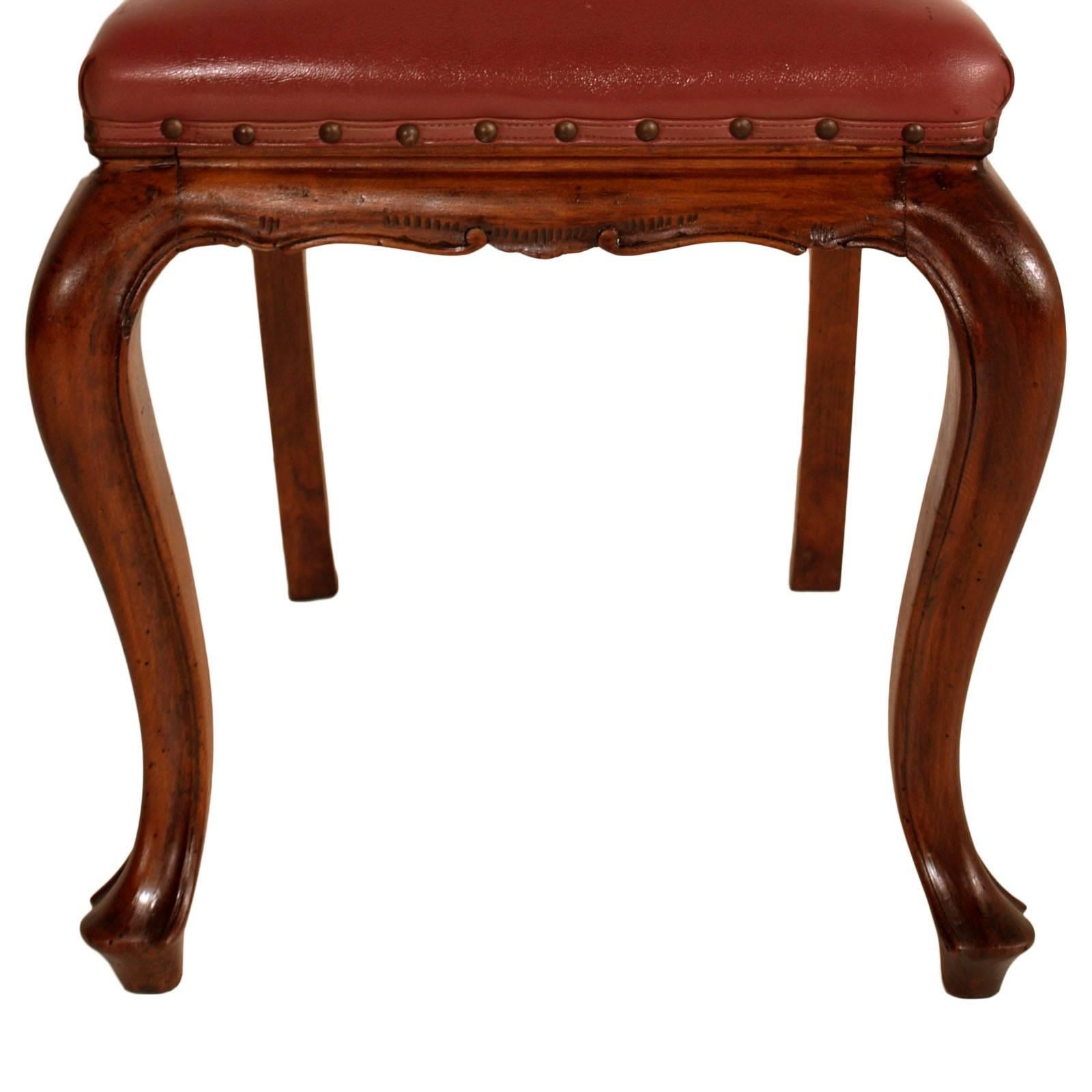 Italiano Coppia di sedie neoclassiche Art Carved, legno di noce intagliato a mano, sedile in pelle a molle in vendita