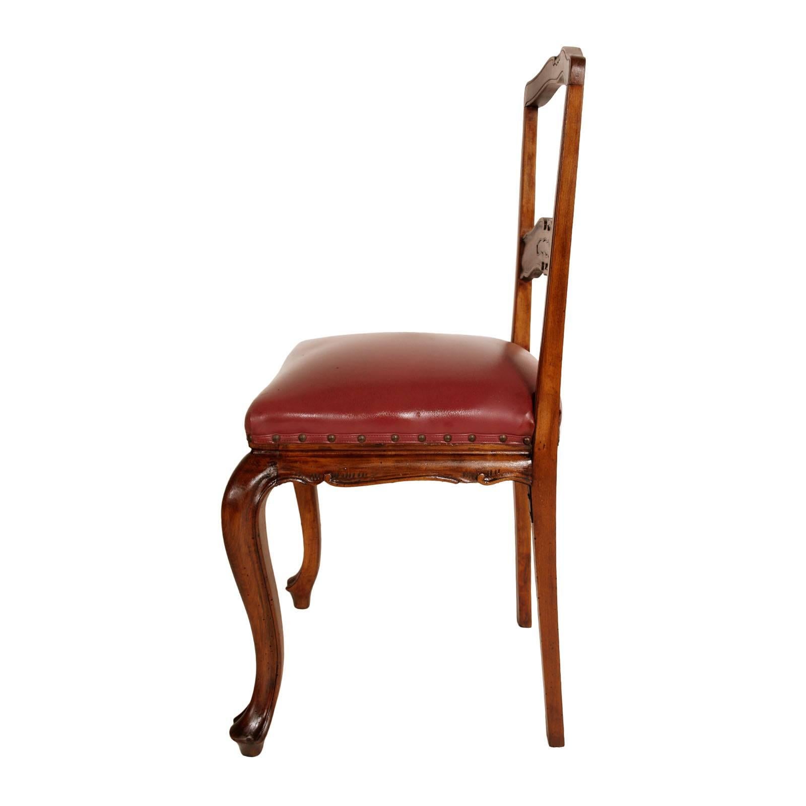 Neoklassizistisches Paar Stühle aus handgeschnitztem Nussbaumholz mit Ledersitz im Jugendstil (Handgeschnitzt) im Angebot