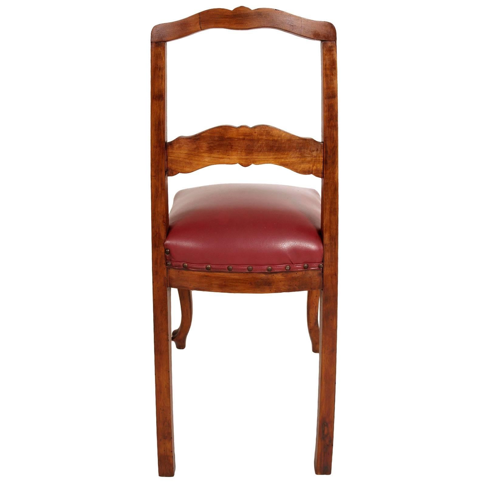 Neoklassizistisches Paar Stühle aus handgeschnitztem Nussbaumholz mit Ledersitz im Jugendstil im Zustand „Hervorragend“ im Angebot in Vigonza, Padua