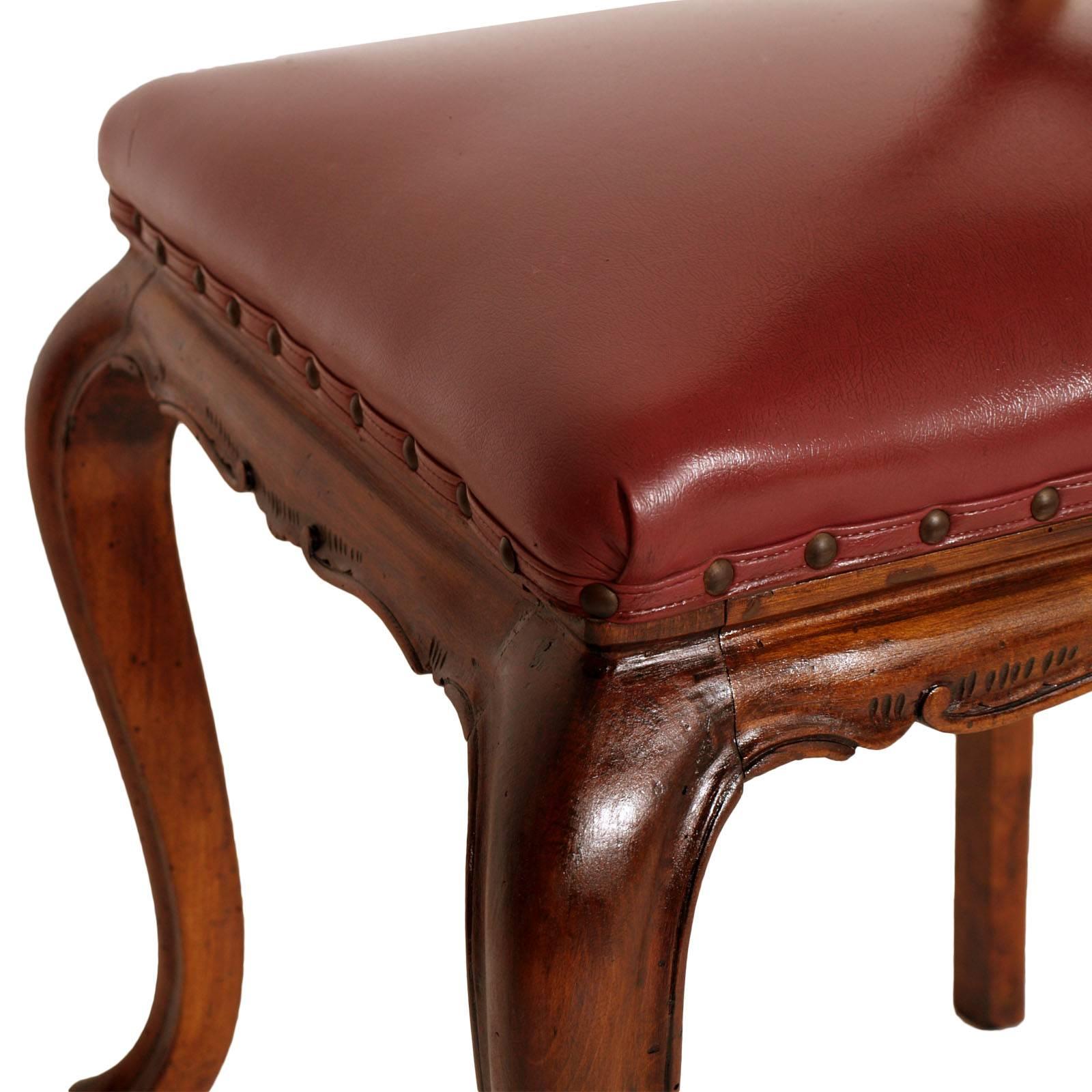 XIX secolo Coppia di sedie neoclassiche Art Carved, legno di noce intagliato a mano, sedile in pelle a molle in vendita