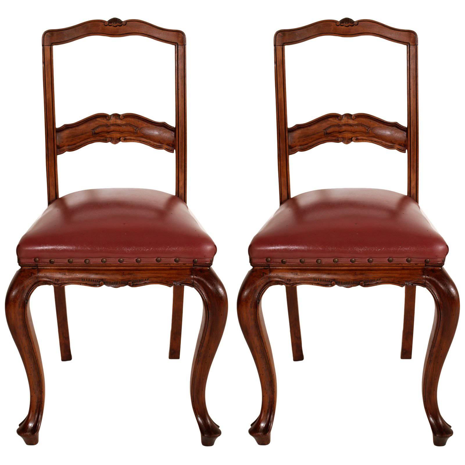 Neoklassizistisches Paar Stühle aus handgeschnitztem Nussbaumholz mit Ledersitz im Jugendstil