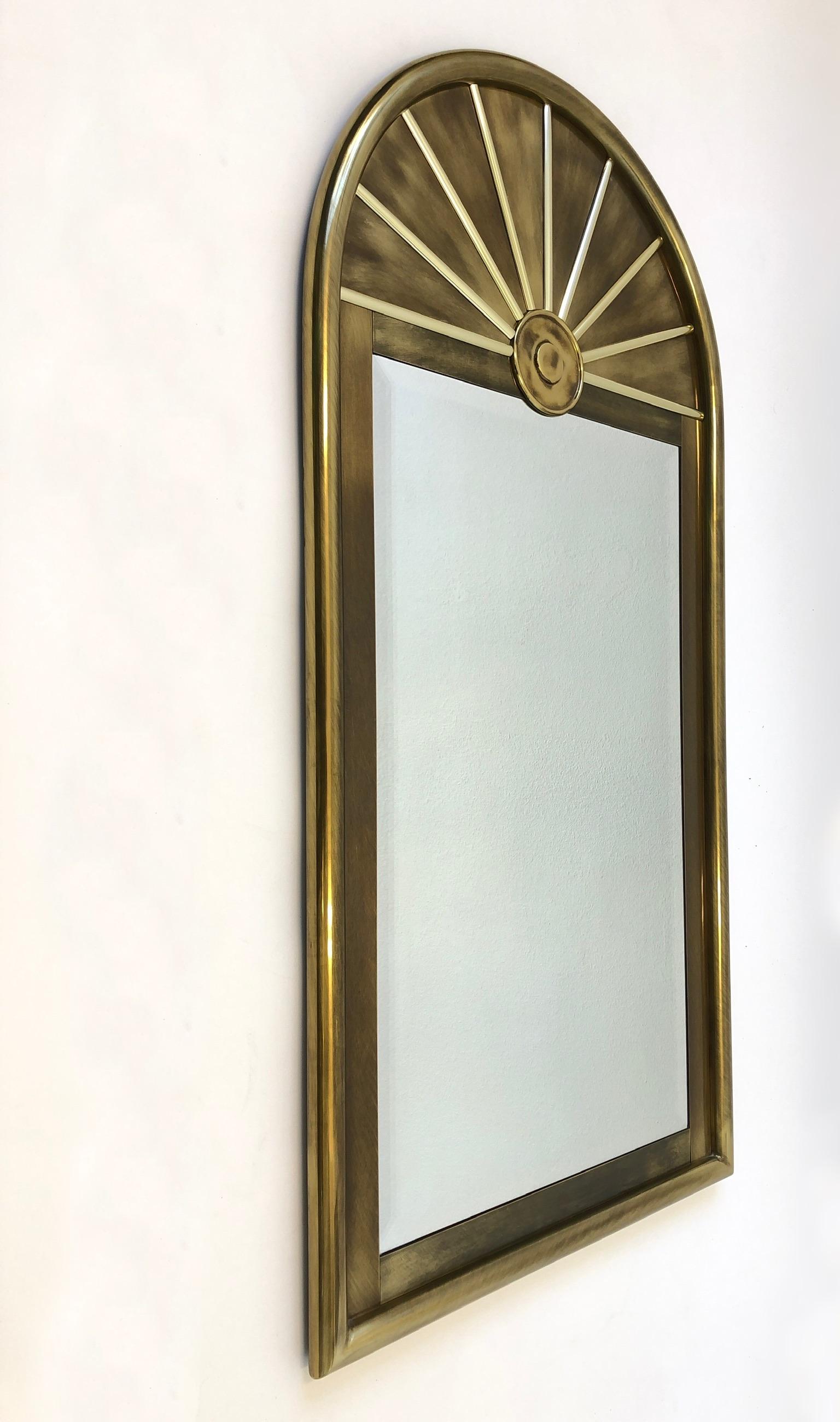 Magnifique miroir biseauté en laiton vieilli des années 1970, signé Mastercraft.
Le miroir est en état d'origine, il présente donc une usure mineure correspondant à son âge.
Mesures : 56