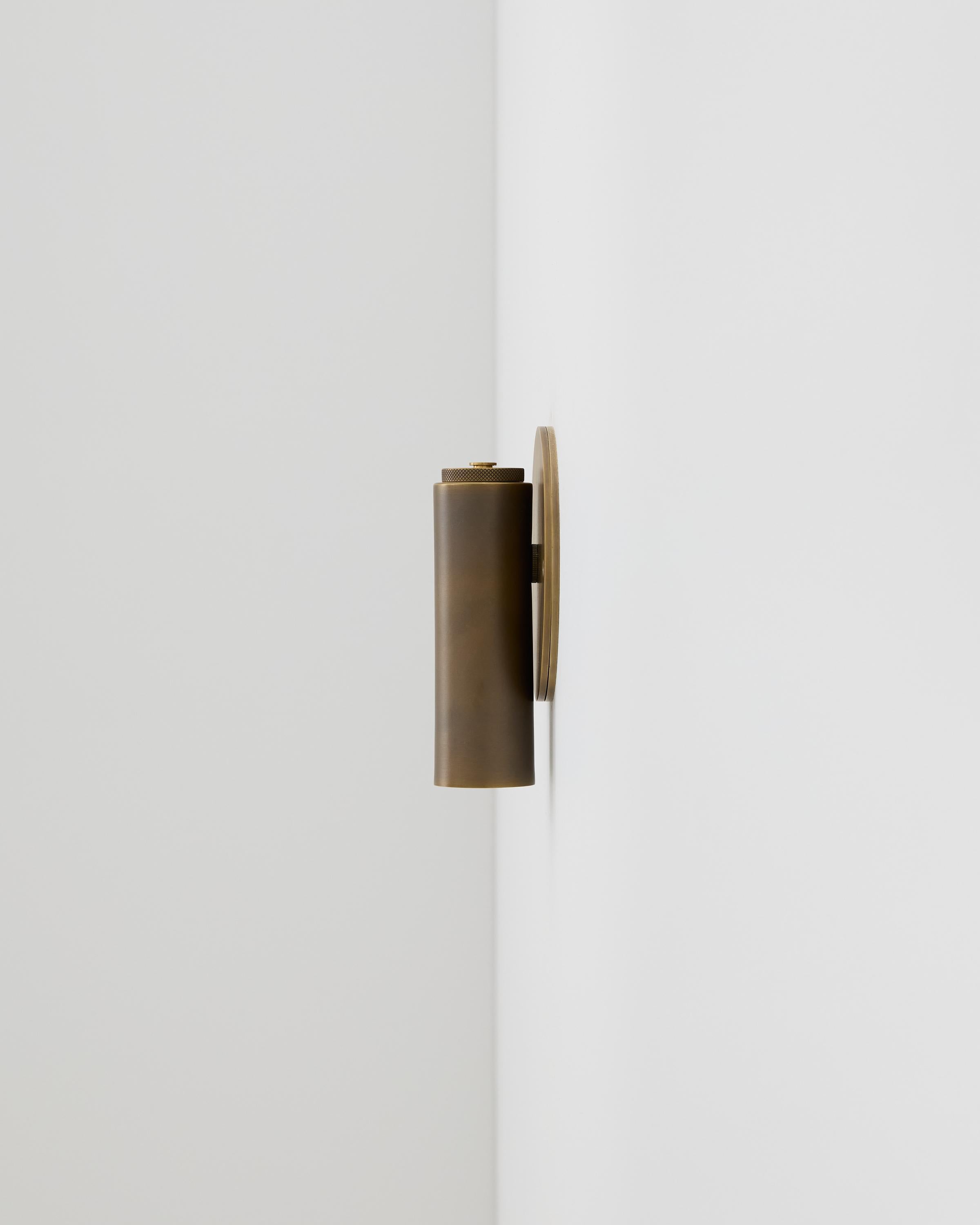 El Downlight Baton de Southern Lights Electric es un aplique de pared artesanal diseñado para aportar una forma sencilla y acabados con historia a cualquier espacio. Hilada a mano en latón o acero, esta elegante pantalla cilíndrica se combina con