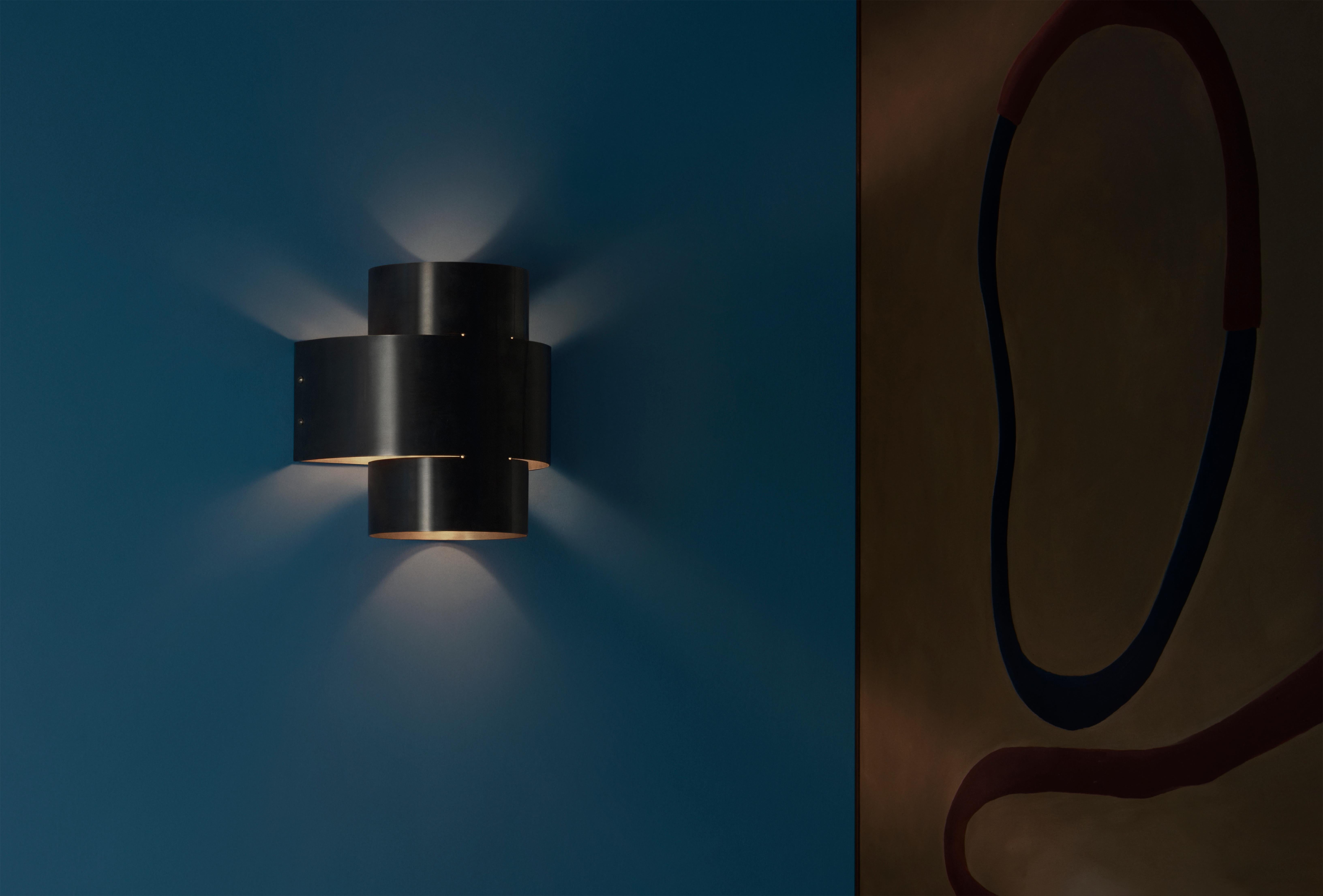 Lampe en laiton vieilli Plus One de Paul Matter Neuf - En vente à Geneve, CH