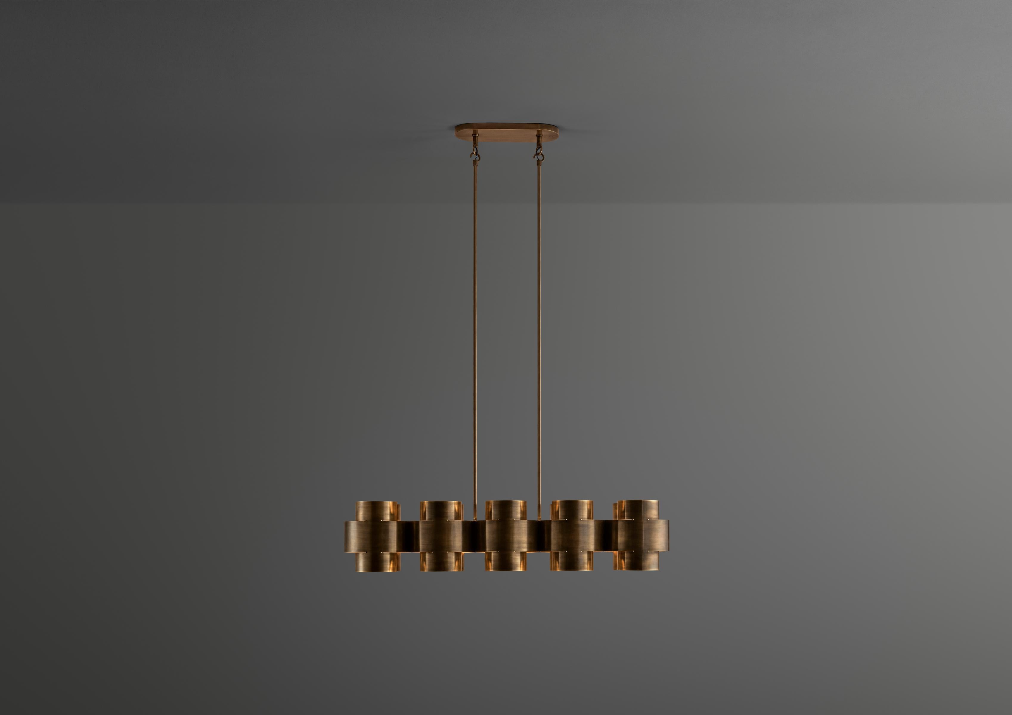 Lampadario Plus Ten in ottone invecchiato di Paul Matter
Dimensioni: L 120 x P 33 x H 53 cm (lunghezza minima di caduta).
Materiali: Ottone invecchiato
La lunghezza/altezza della goccia può essere personalizzata. Contattaci per qualsiasi