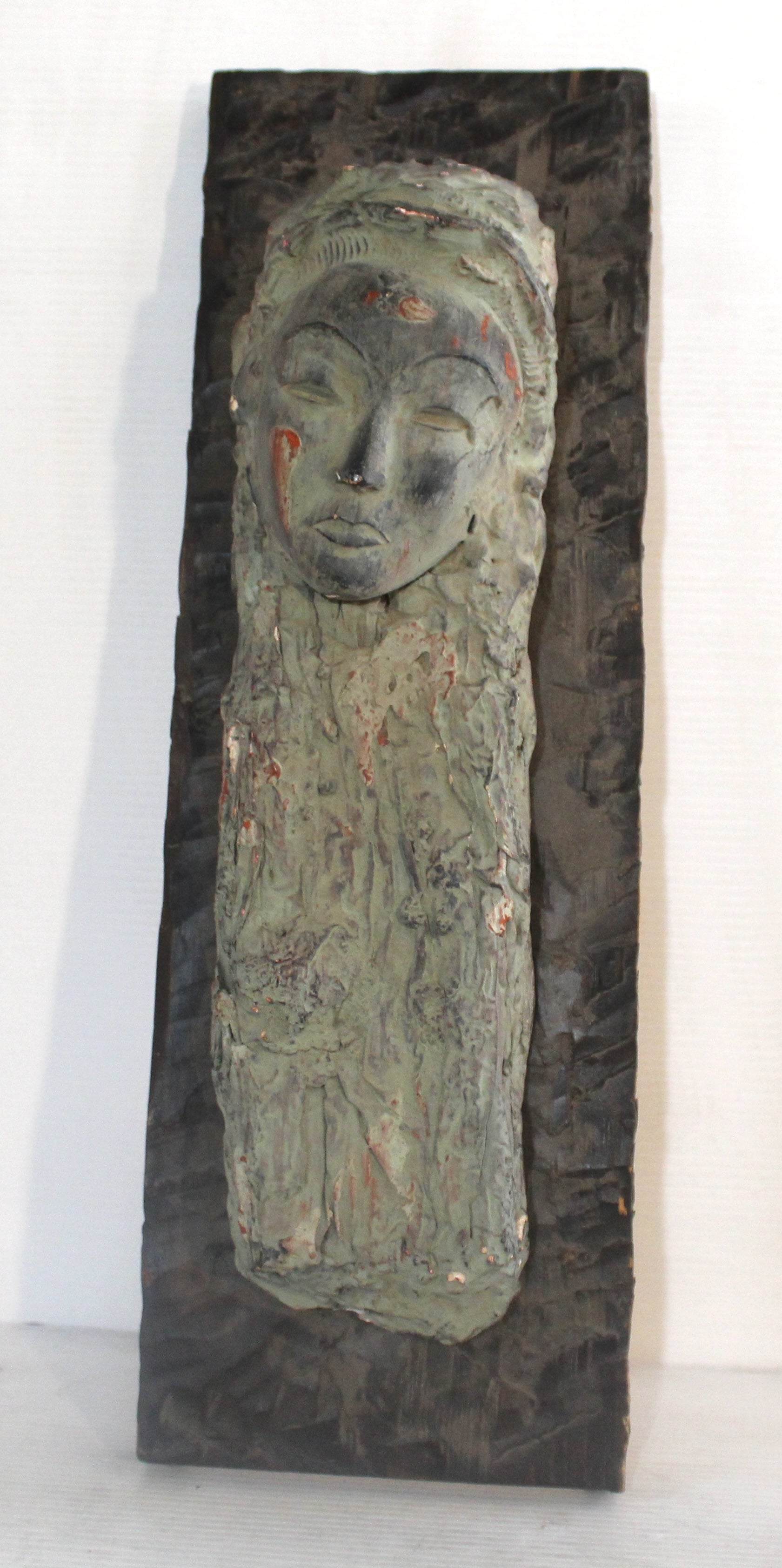 Bellissimo rilievo di donna realizzato a mano su legno. Questa scultura da parete è realizzata in gesso e dipinta con una bella patina color rame.
Si prega di confermare la posizione NY o NJ