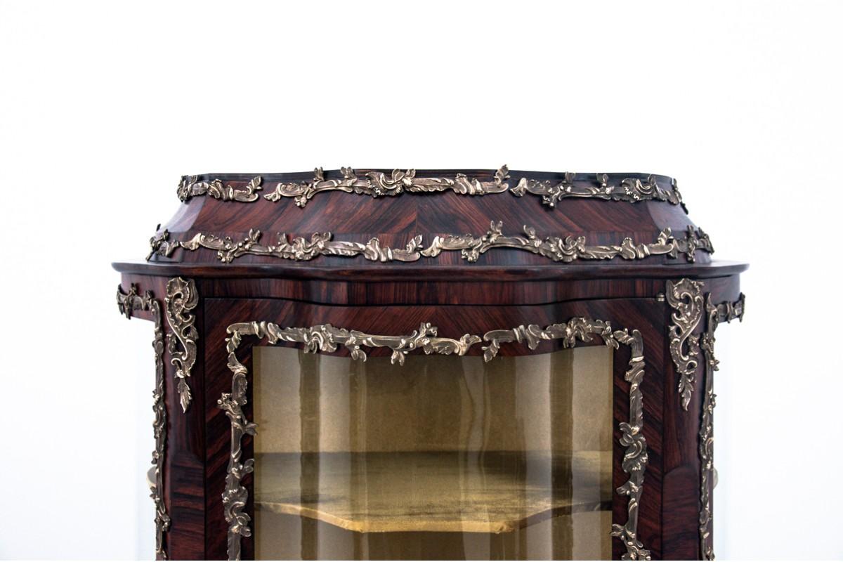 Aged display case, France, circa 1830. After renovation For Sale 1
