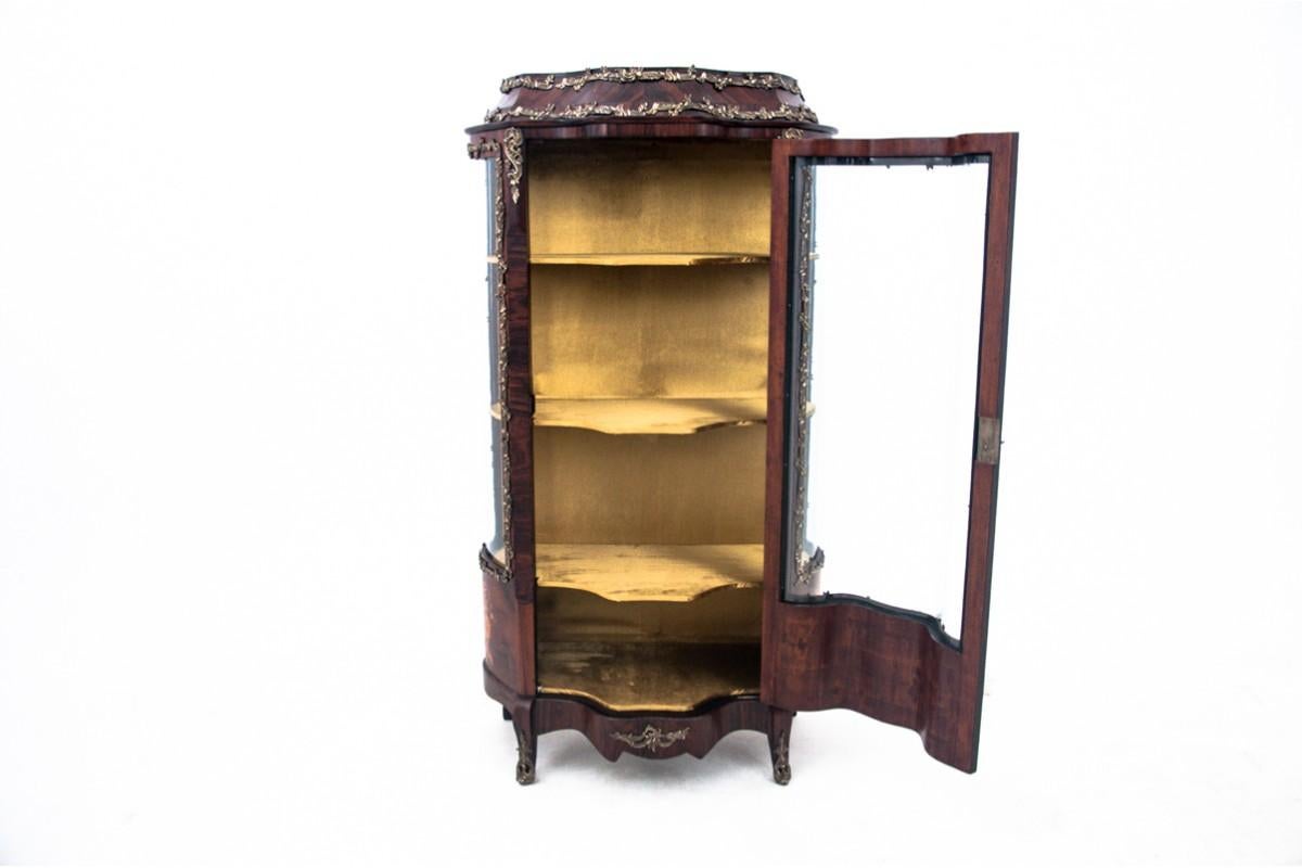Aged display case, France, circa 1830. After renovation For Sale 2