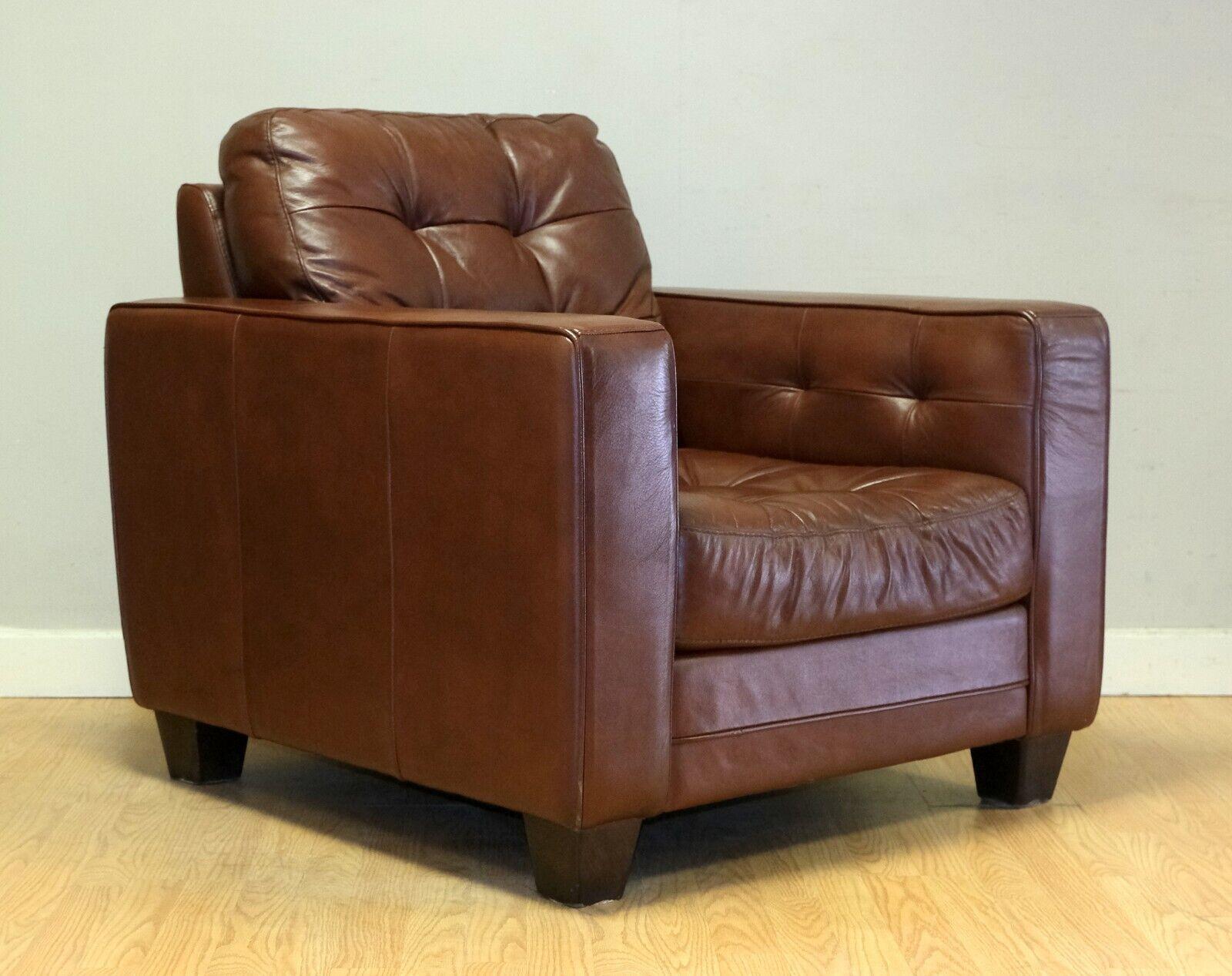 English AGED KNOLL STYLE BROWN LEATHER ARMCHAIR CHESTERFIELD STYLE BUTTONING TRACK ARMs For Sale