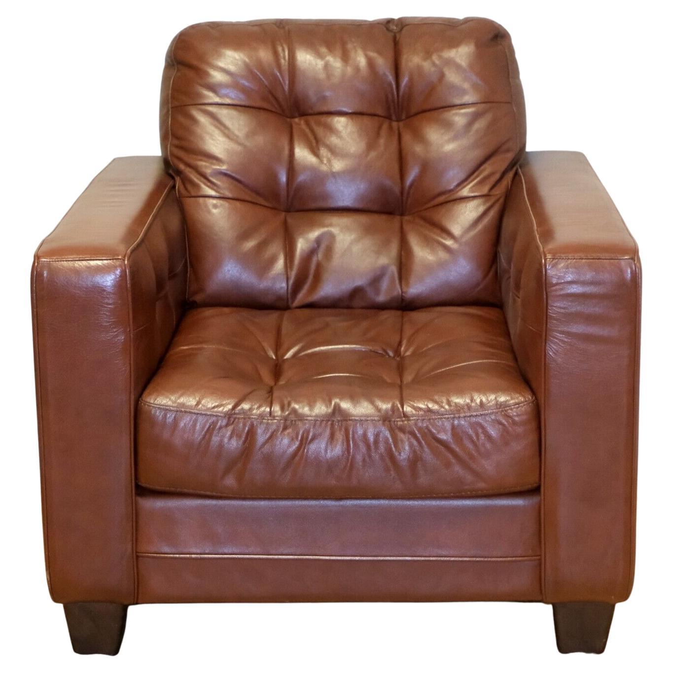 Sillón de cuero marrón envejecido estilo Knoll Brazos con rieles abotonados estilo Chesterfield