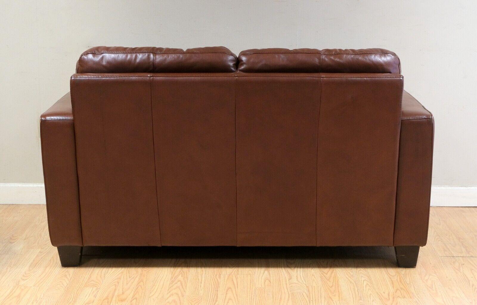Zwei-Sitzer-Sofa aus braunem Leder im gealterten Knoll-Stil im Chesterfield-Stil mit Knöpfen (Englisch) im Angebot