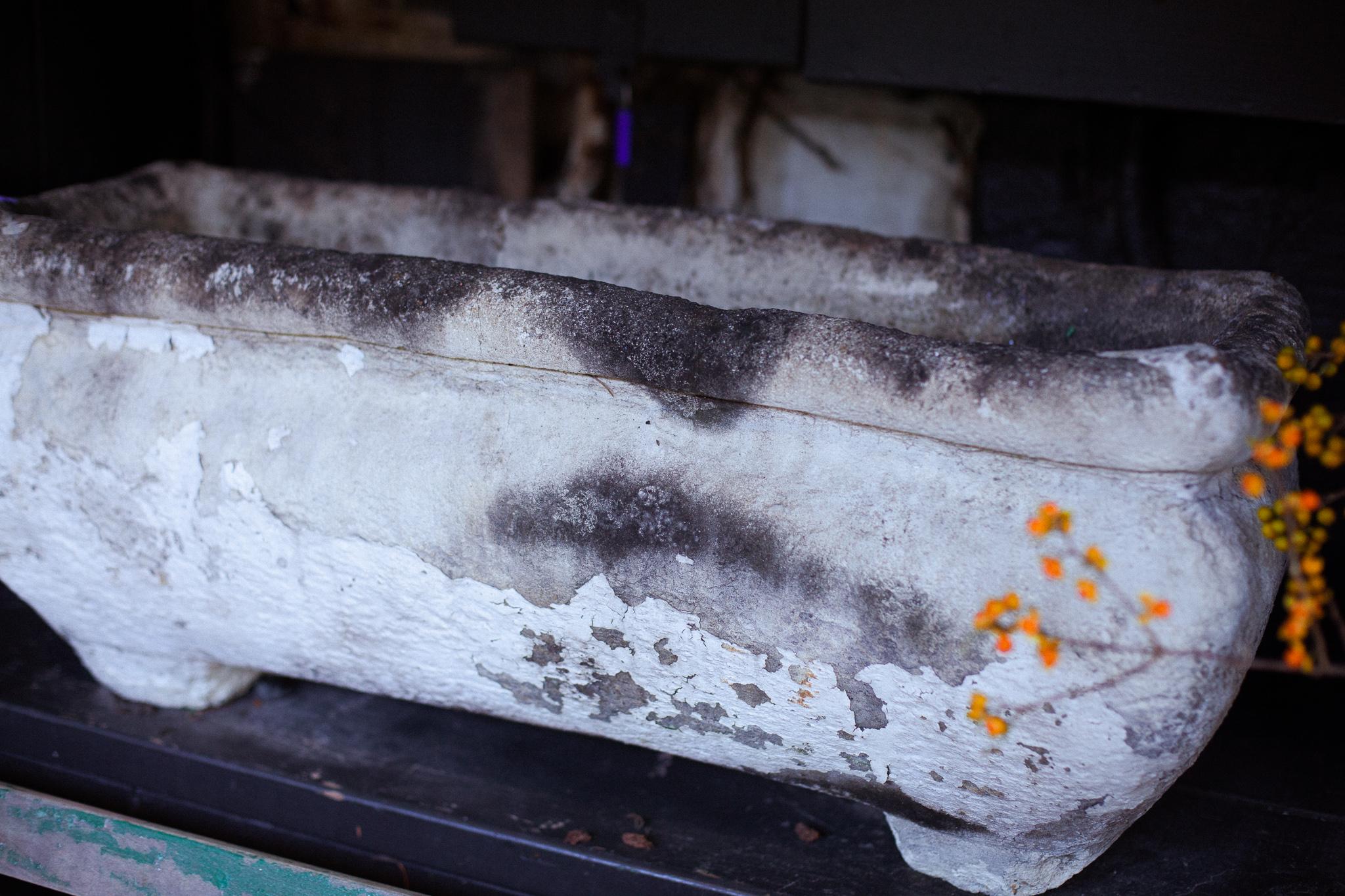 Französisches Pflanzgefäß aus gealtertem Kalkstein im Zustand „Gut“ im Angebot in Bloomfield Hills, MI