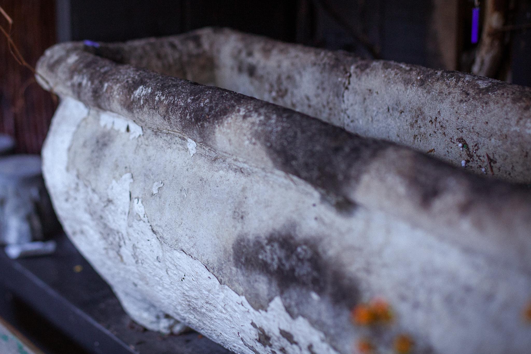 Französisches Pflanzgefäß aus gealtertem Kalkstein im Angebot 3